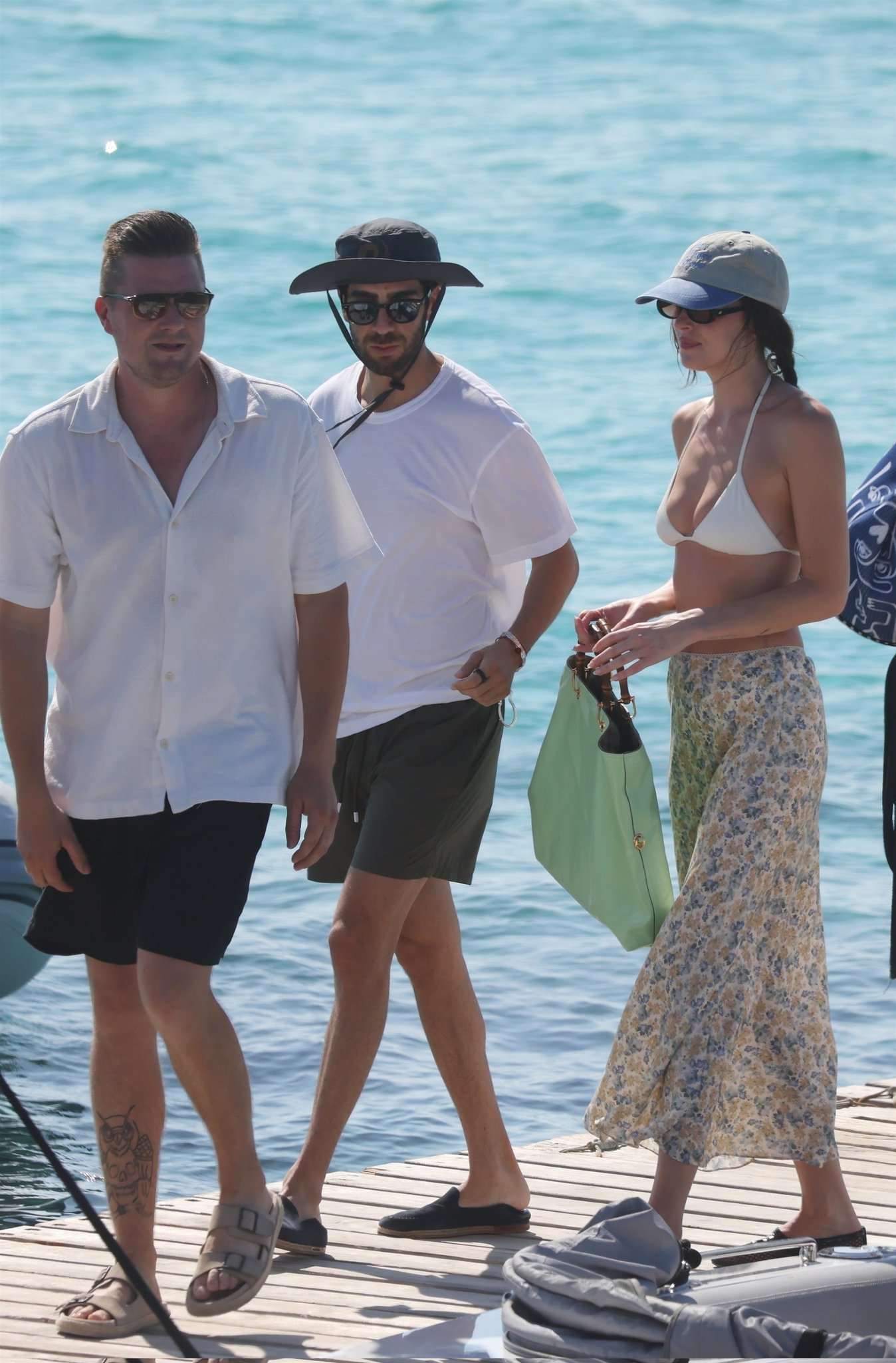 Dakota_Johnson_-_In_Ibiza_with_Kate_Hudson_July_22C_2025_03.jpg Dakota_Johnson_-_In_Ibiza_with_Kate_Hudson_July_22C_2025_03.jpg