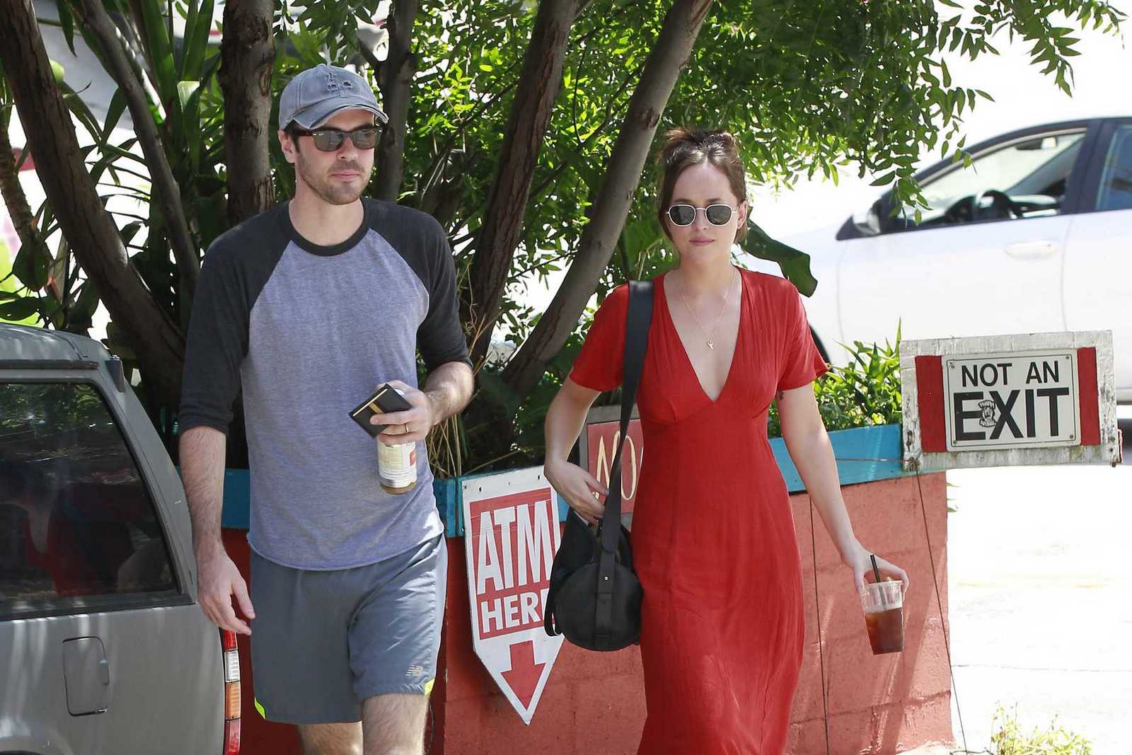 Dakota_Johnson_-_In_Los_Angeles_-_April_22-01.jpg Dakota_Johnson_-_In_Los_Angeles_-_April_22-01.jpg