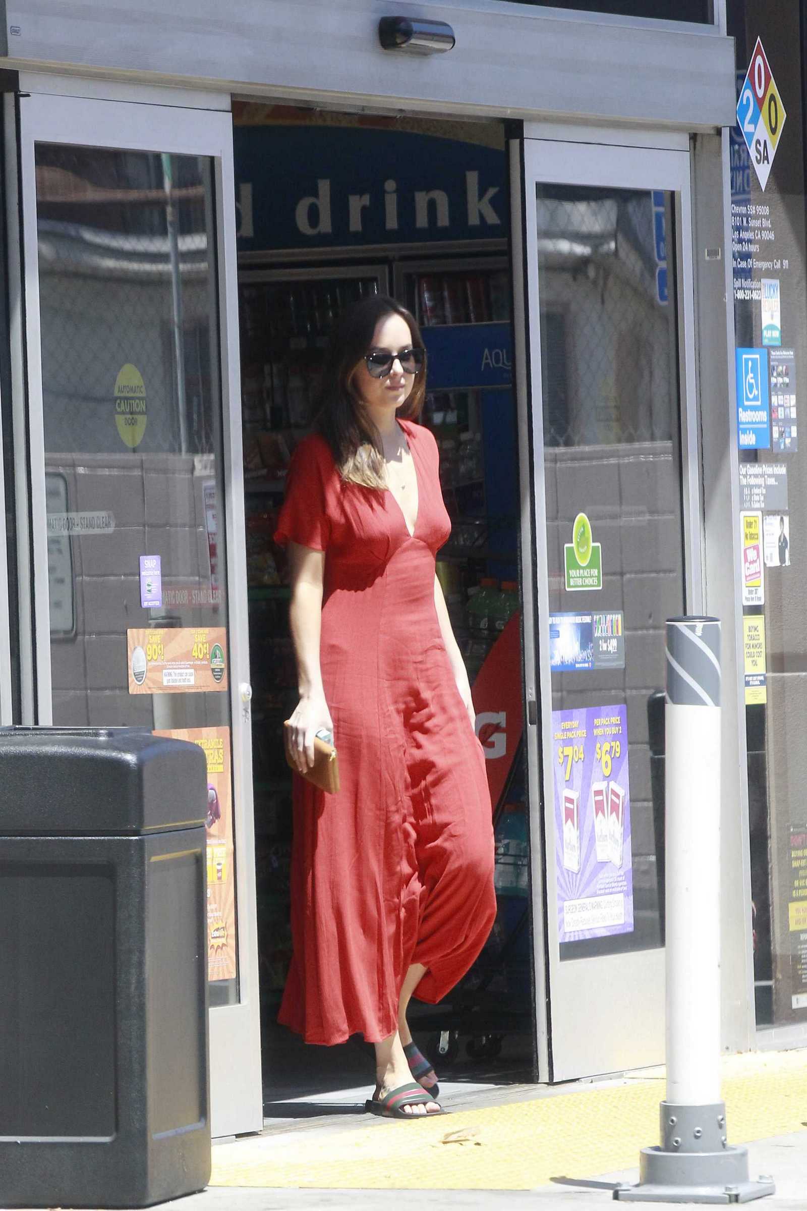 Dakota_Johnson_-_In_Los_Angeles_-_April_22-14.jpg Dakota_Johnson_-_In_Los_Angeles_-_April_22-14.jpg