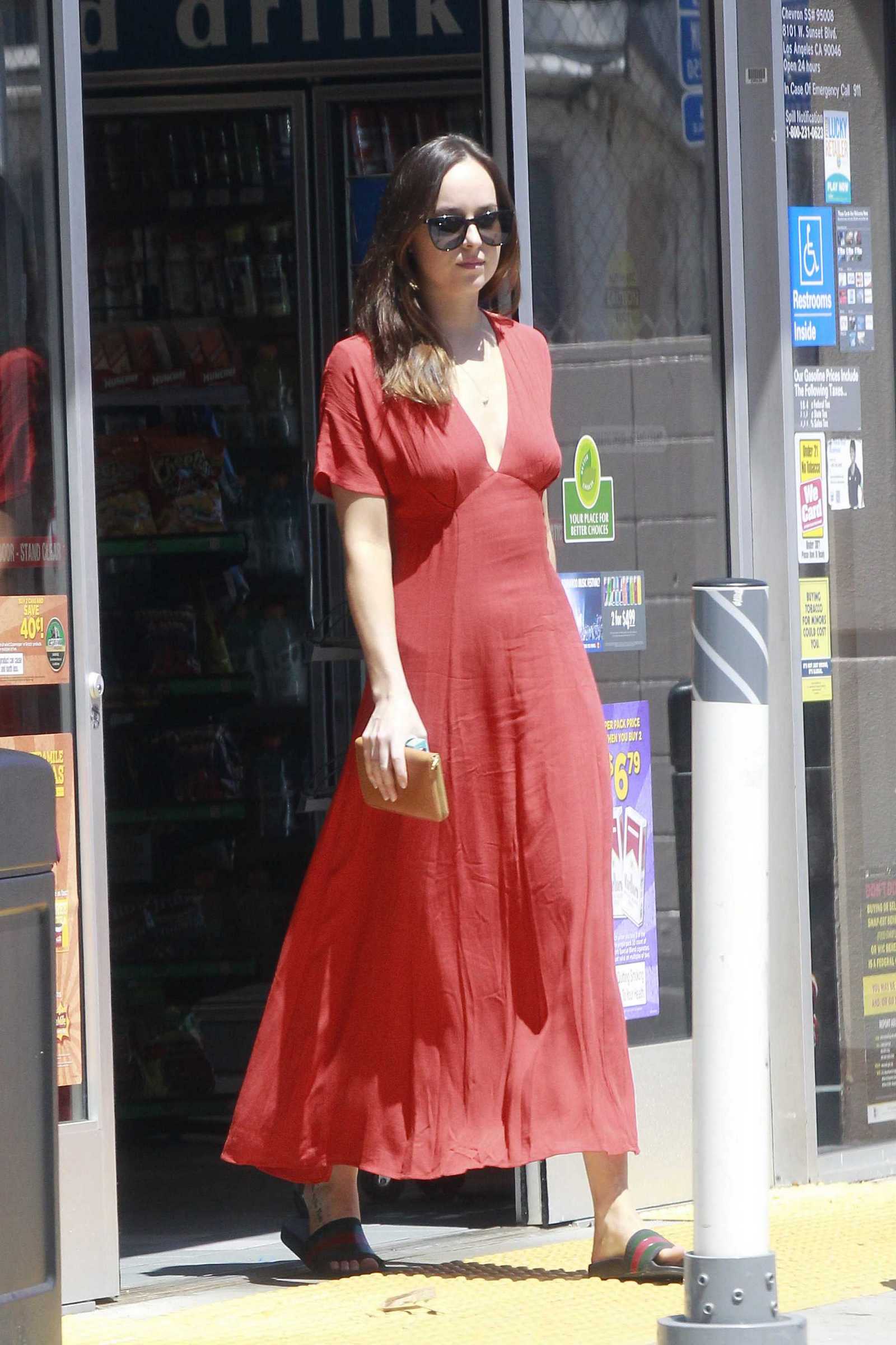 Dakota_Johnson_-_In_Los_Angeles_-_April_22-15.jpg Dakota_Johnson_-_In_Los_Angeles_-_April_22-15.jpg