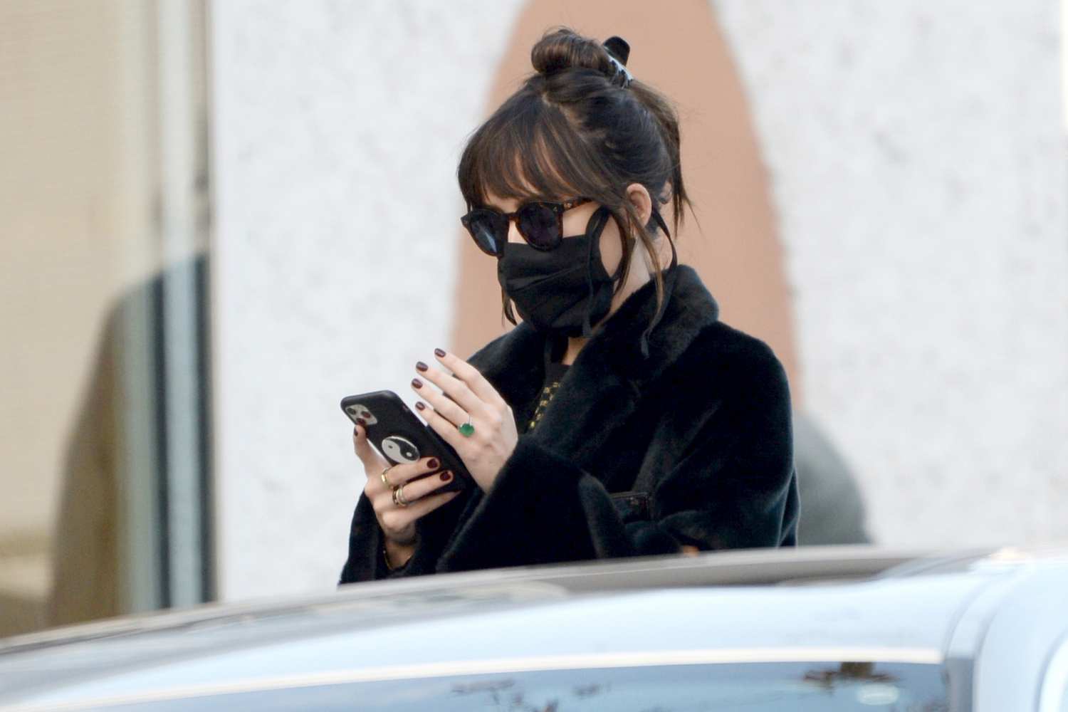 Dakota_Johnson_-_In_Los_Angeles_-_December_11_05.jpg