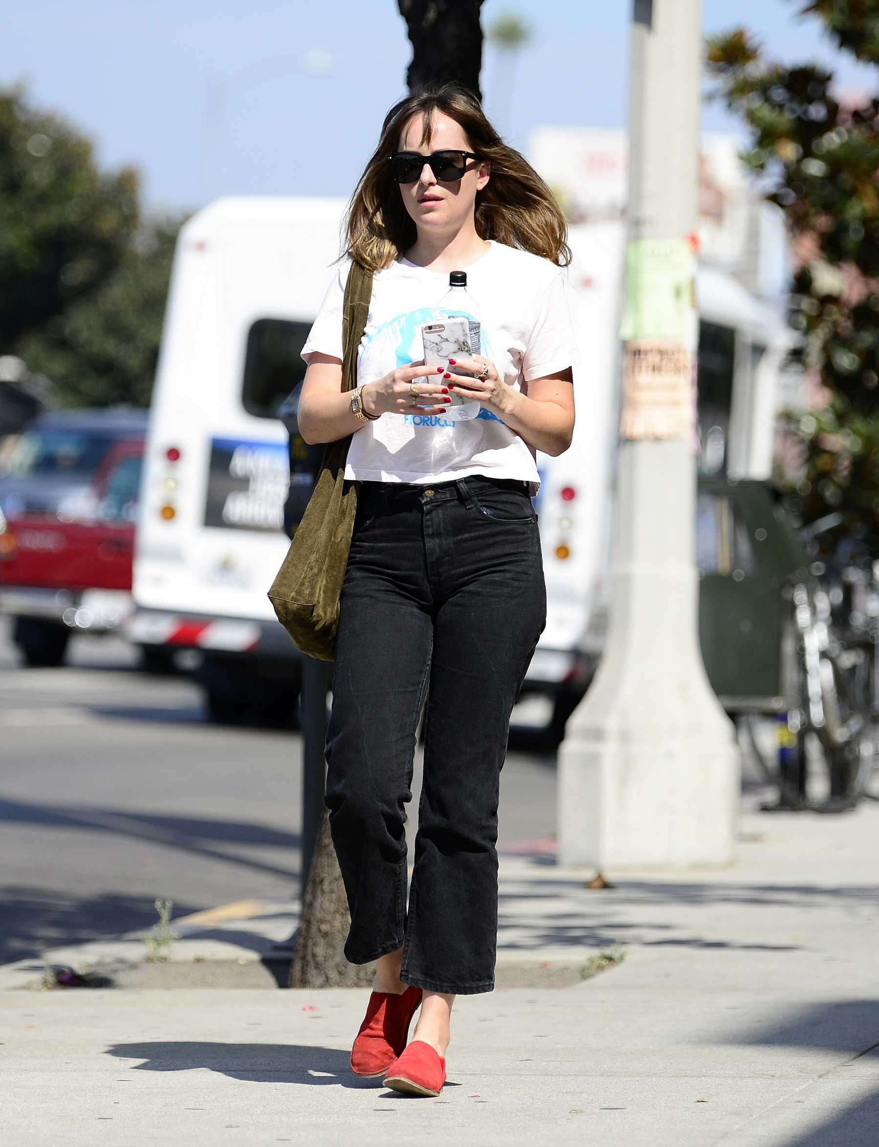 Dakota_Johnson_-_In_Los_Angeles_on_August_29-04.jpg Dakota_Johnson_-_In_Los_Angeles_on_August_29-04.jpg