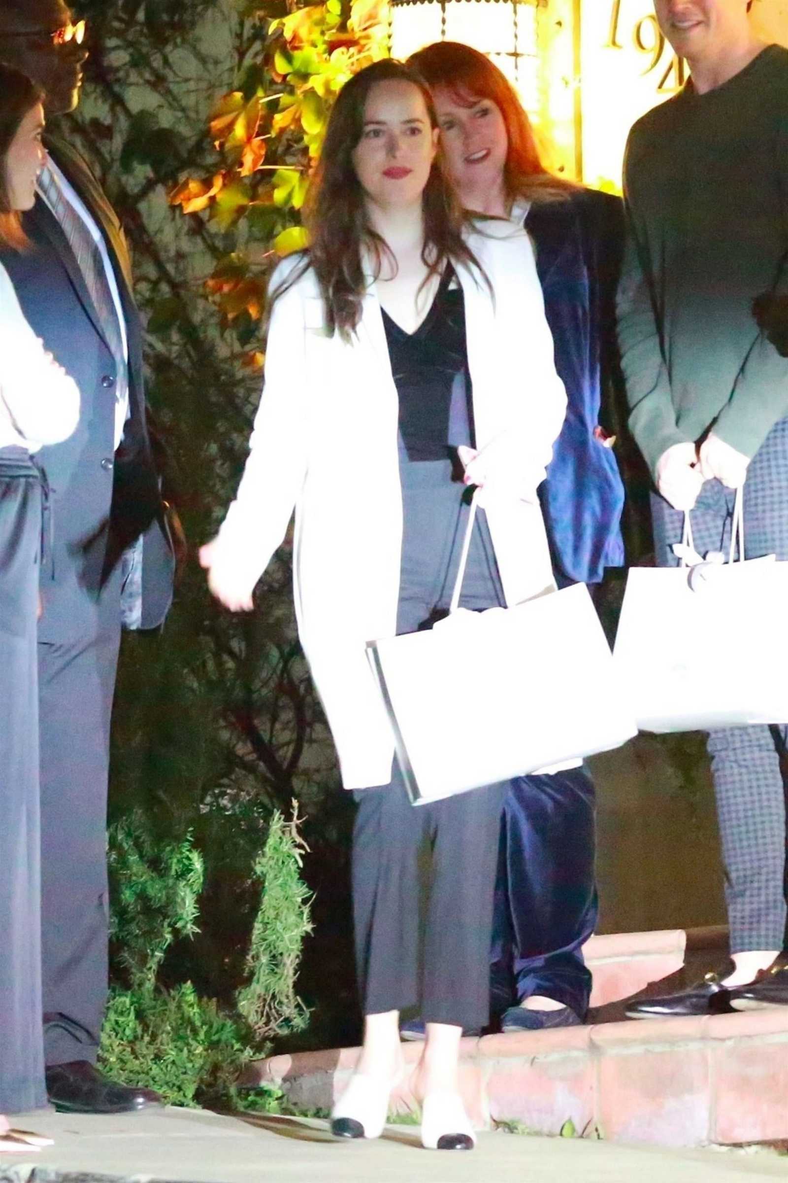 Dakota_Johnson_-_In_Los_Angeles_on_December_3-05.jpg