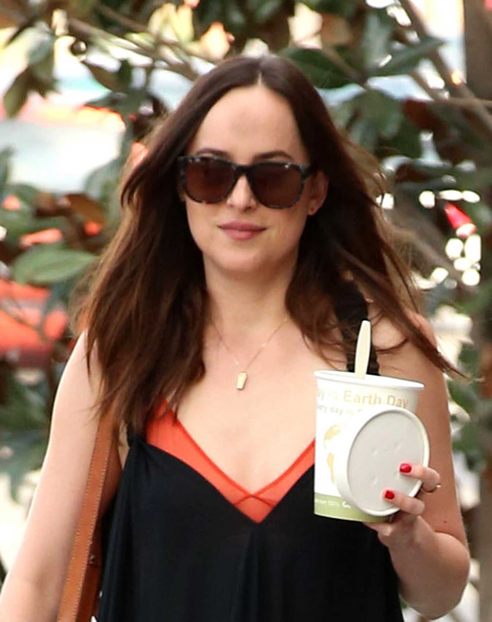 Dakota_Johnson_-_In_Los_Angeles_on_March_19-12.jpg Dakota_Johnson_-_In_Los_Angeles_on_March_19-12.jpg