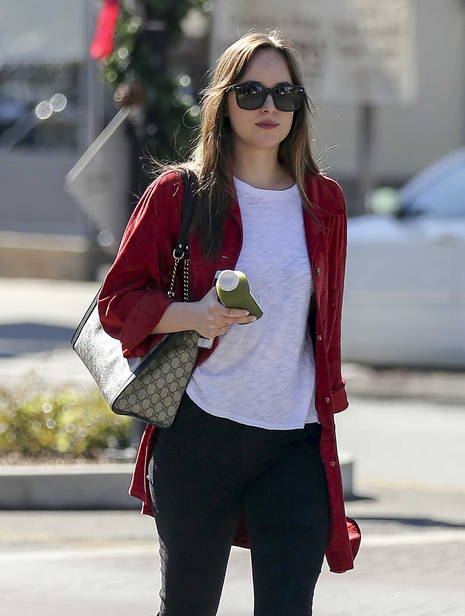 Dakota_Johnson_-_In_Los_Angeles_on_November_8-11.jpg Dakota_Johnson_-_In_Los_Angeles_on_November_8-11.jpg