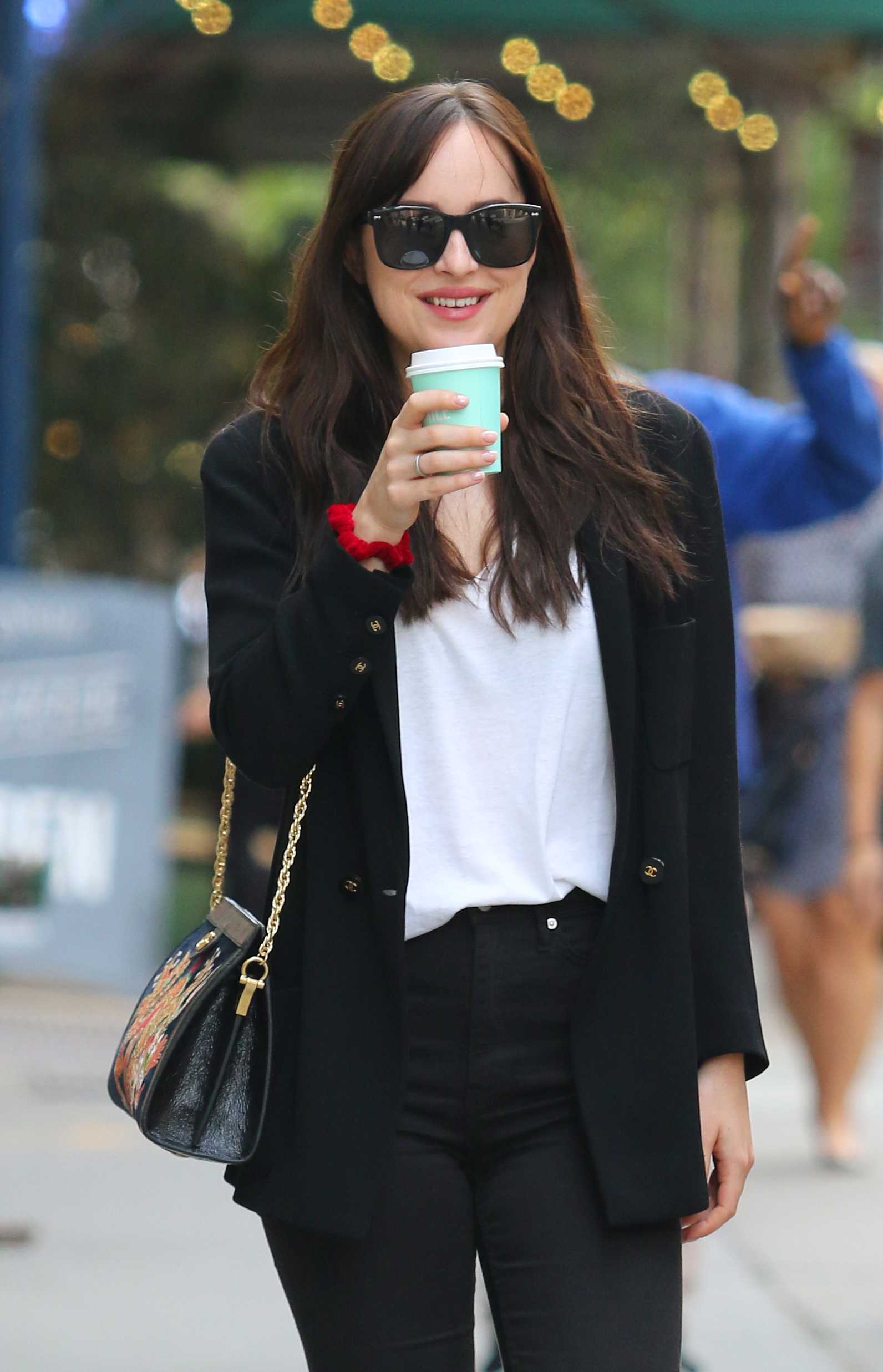 Dakota_Johnson_-_In_NYC_on_October_5-05.jpg Dakota_Johnson_-_In_NYC_on_October_5-05.jpg