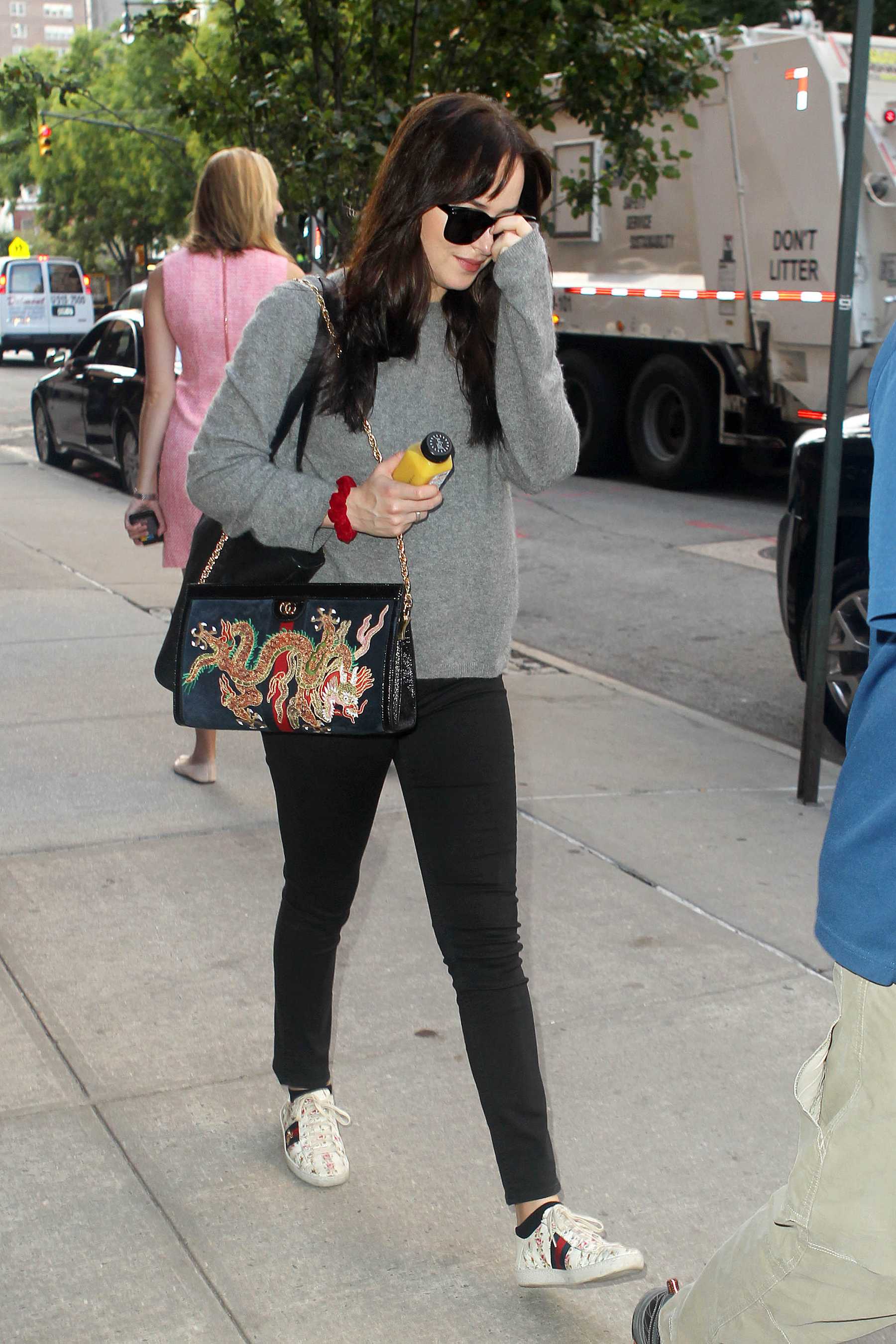 Dakota_Johnson_-_In_NYC_on_October_6-03.jpg Dakota_Johnson_-_In_NYC_on_October_6-03.jpg
