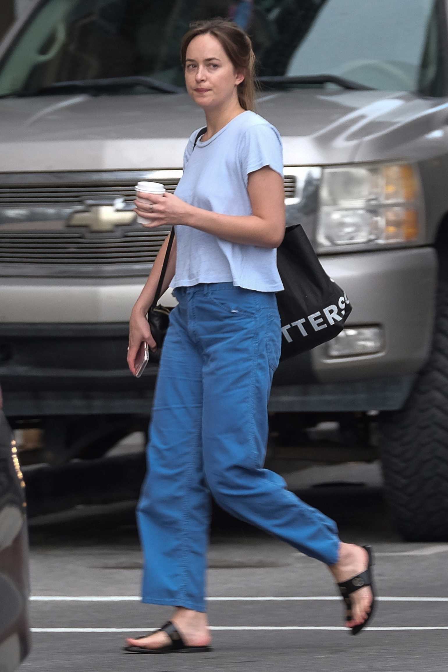 Dakota_Johnson_-_In_Savannah2C_GA_on_July_16-06.jpg Dakota_Johnson_-_In_Savannah2C_GA_on_July_16-06.jpg