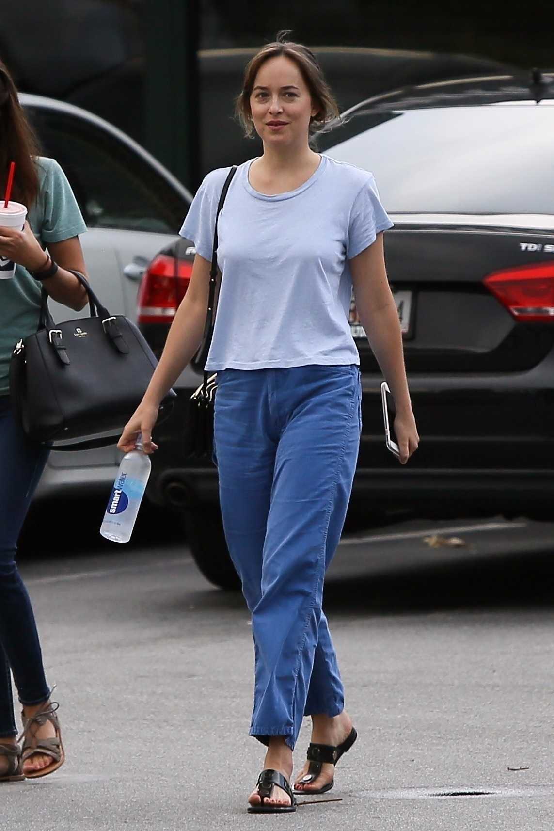 Dakota_Johnson_-_In_Savannah2C_GA_on_July_16-14.jpg Dakota_Johnson_-_In_Savannah2C_GA_on_July_16-14.jpg
