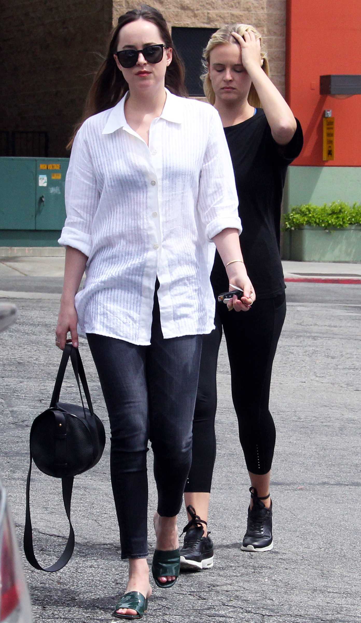 Dakota_Johnson_-_In_West_Hollywood_on_April_17-02.jpg Dakota_Johnson_-_In_West_Hollywood_on_April_17-02.jpg