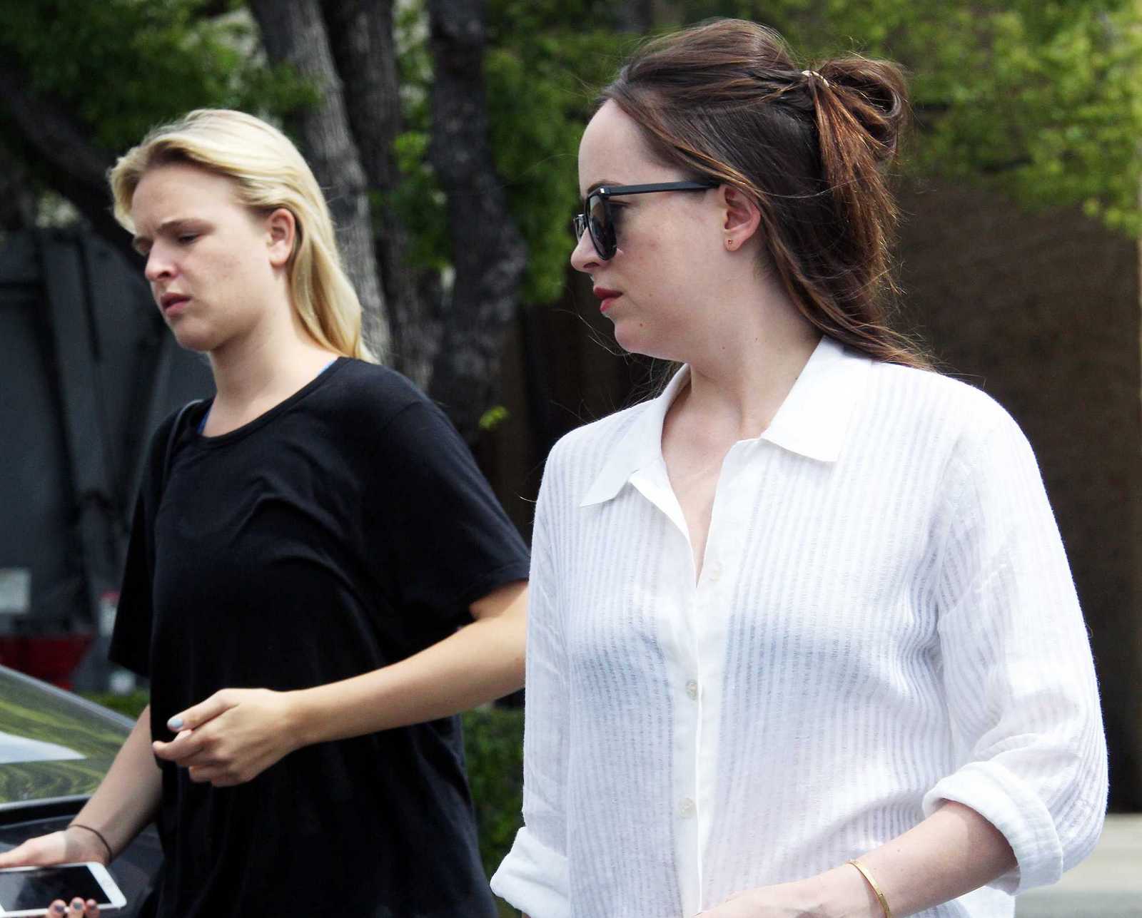 Dakota_Johnson_-_In_West_Hollywood_on_April_17-05.jpg Dakota_Johnson_-_In_West_Hollywood_on_April_17-05.jpg