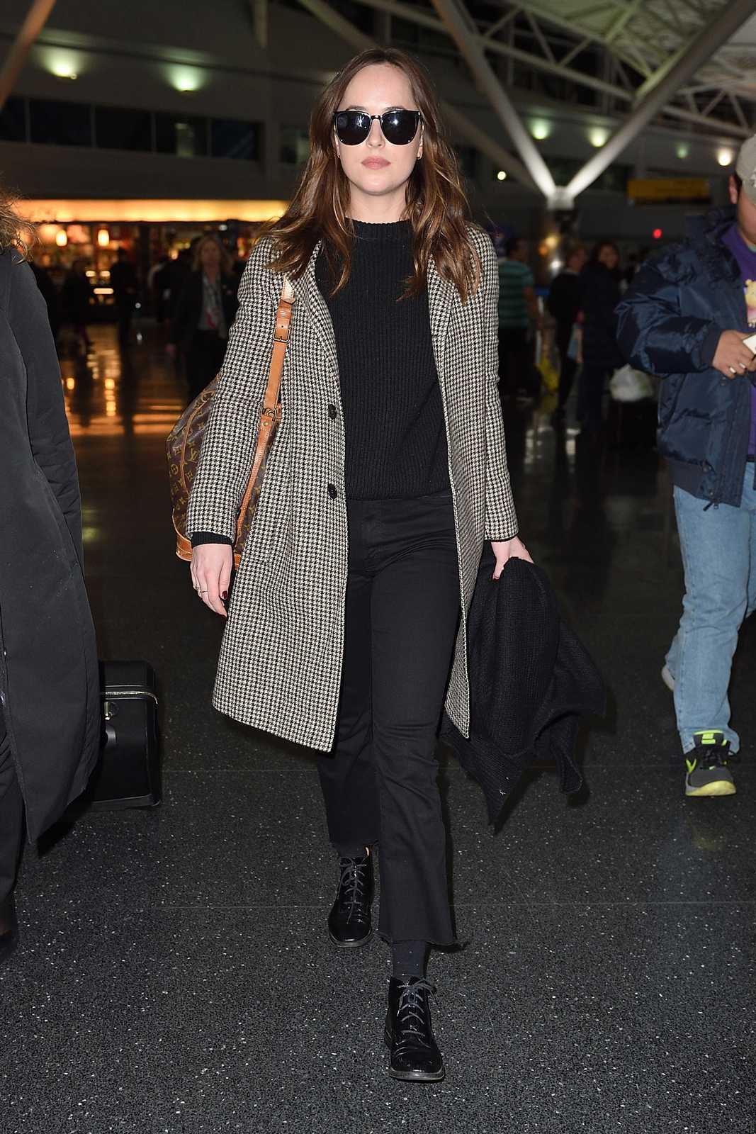 Dakota_Johnson_-_JFK_airport_in_New_York_City_on_January_29-01.jpg Dakota_Johnson_-_JFK_airport_in_New_York_City_on_January_29-01.jpg