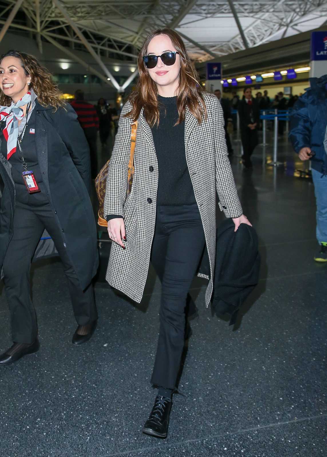 Dakota_Johnson_-_JFK_airport_in_New_York_City_on_January_29-05.jpg Dakota_Johnson_-_JFK_airport_in_New_York_City_on_January_29-05.jpg