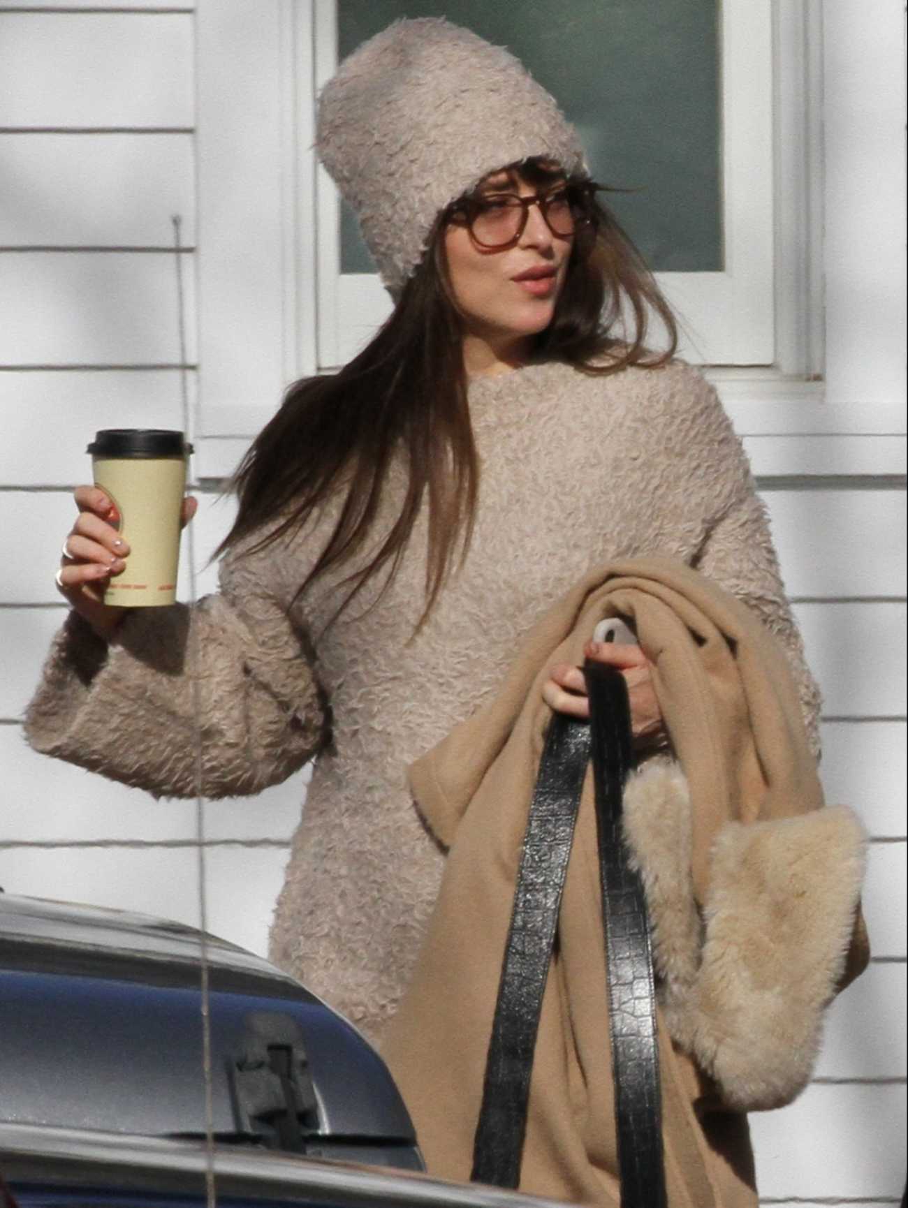 Dakota_Johnson_-_Leaving_Vinnie_s_Barber_Shop_In_The_Hamptons_11292019-01.jpg Dakota_Johnson_-_Leaving_Vinnie_s_Barber_Shop_In_The_Hamptons_11292019-01.jpg