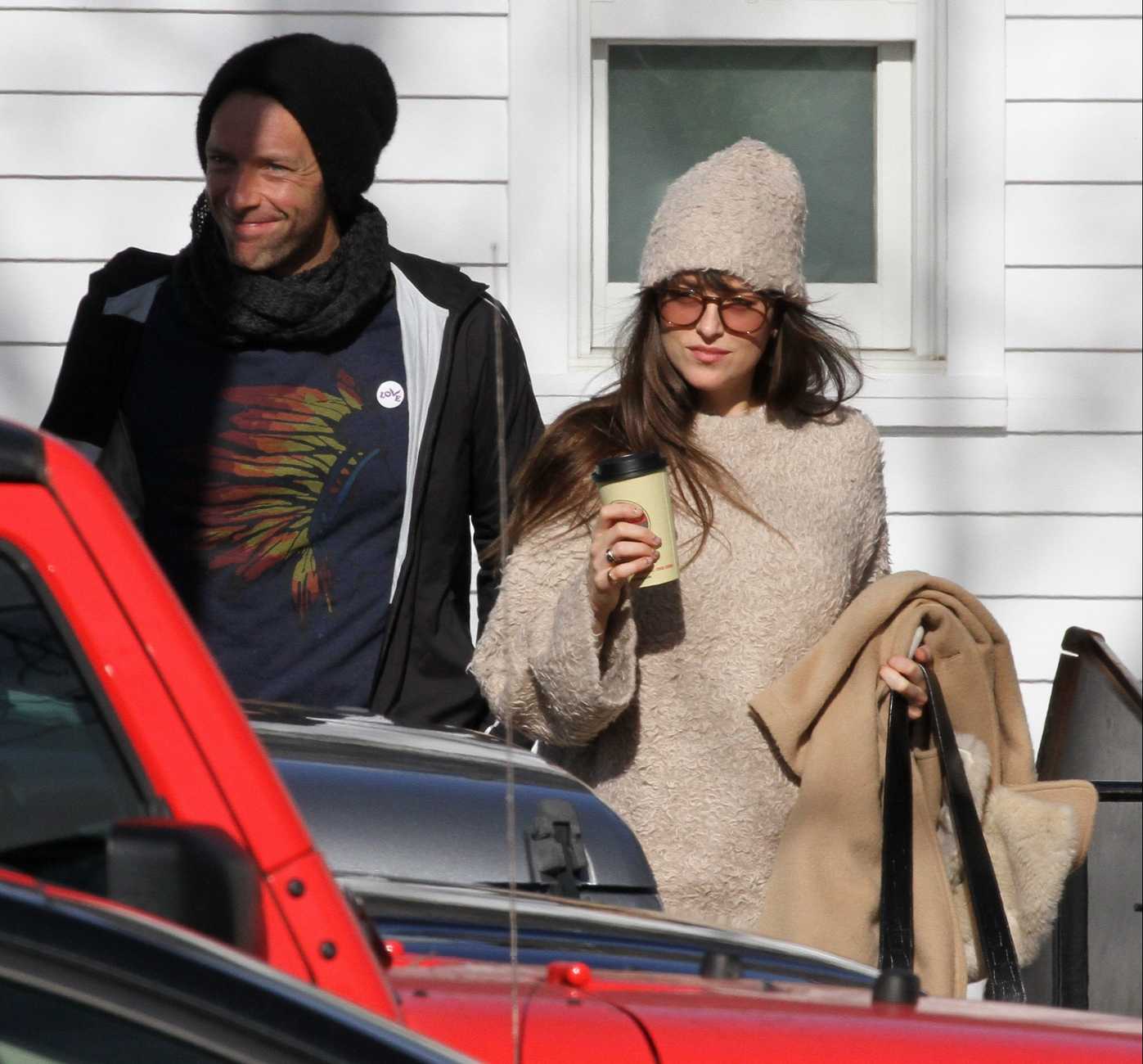 Dakota_Johnson_-_Leaving_Vinnie_s_Barber_Shop_In_The_Hamptons_11292019-02.jpg Dakota_Johnson_-_Leaving_Vinnie_s_Barber_Shop_In_The_Hamptons_11292019-02.jpg