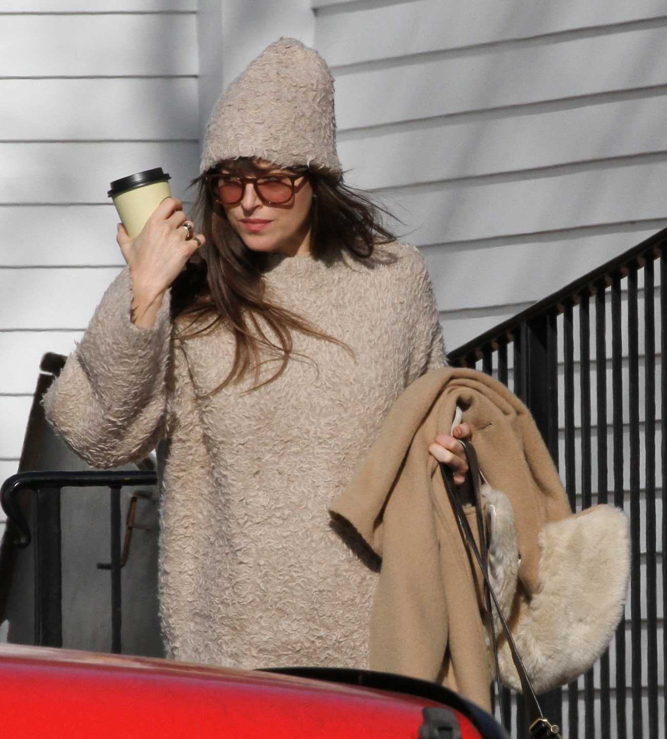 Dakota_Johnson_-_Leaving_Vinnie_s_Barber_Shop_In_The_Hamptons_11292019-03.jpg Dakota_Johnson_-_Leaving_Vinnie_s_Barber_Shop_In_The_Hamptons_11292019-03.jpg