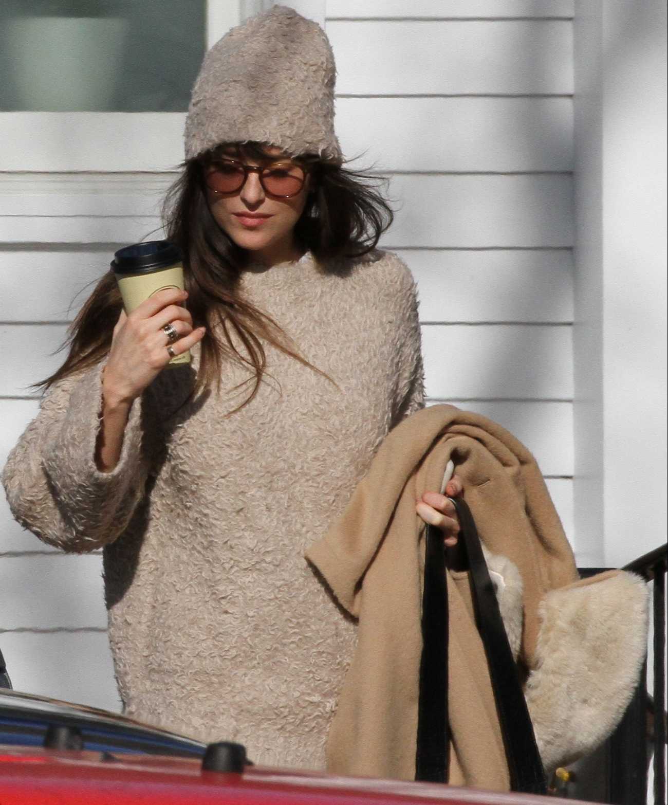 Dakota_Johnson_-_Leaving_Vinnie_s_Barber_Shop_In_The_Hamptons_11292019-06.jpg Dakota_Johnson_-_Leaving_Vinnie_s_Barber_Shop_In_The_Hamptons_11292019-06.jpg