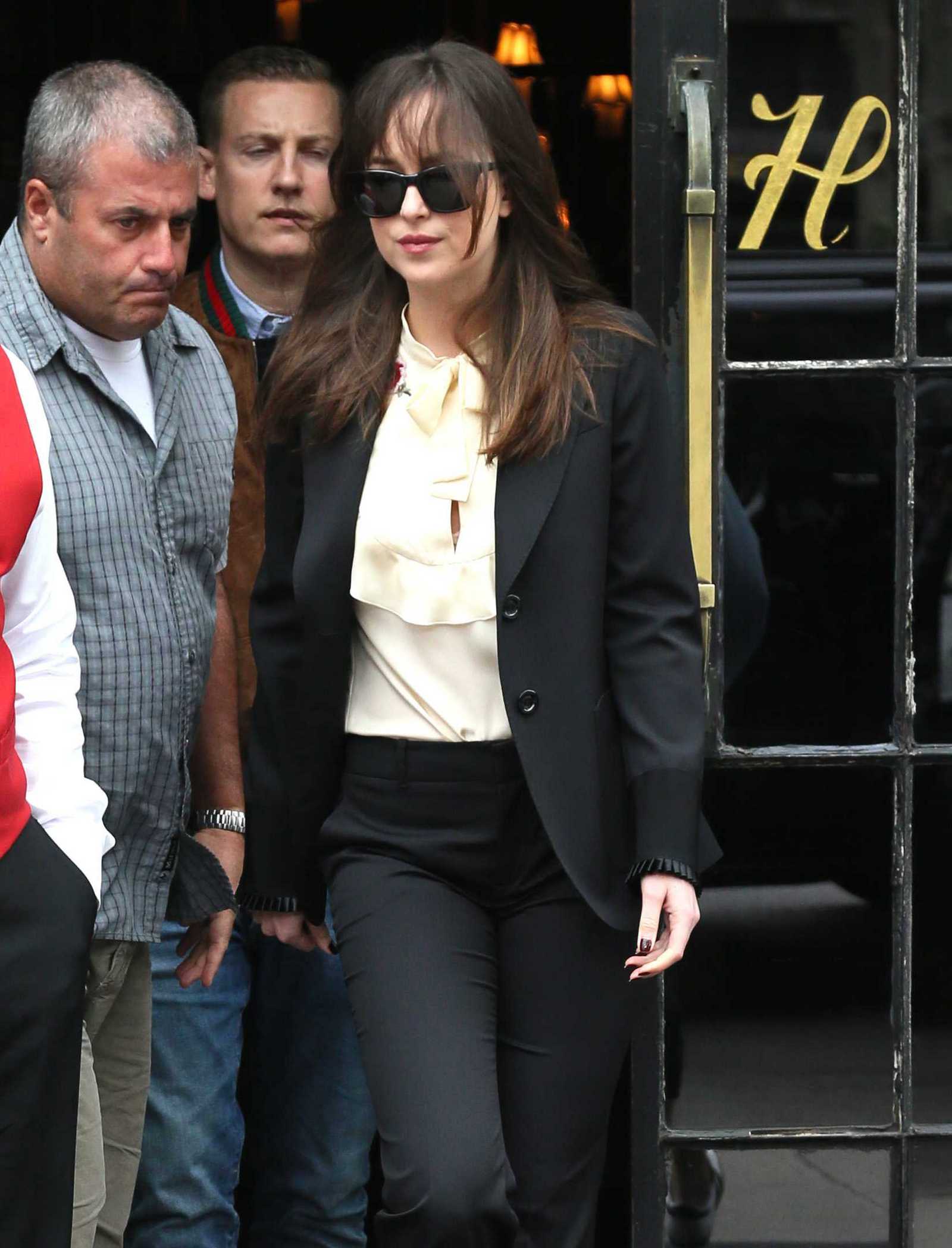 Dakota_Johnson_-_Leaving_her_Hotel_in_New_York_City_on_May_3-02.jpg Dakota_Johnson_-_Leaving_her_Hotel_in_New_York_City_on_May_3-02.jpg