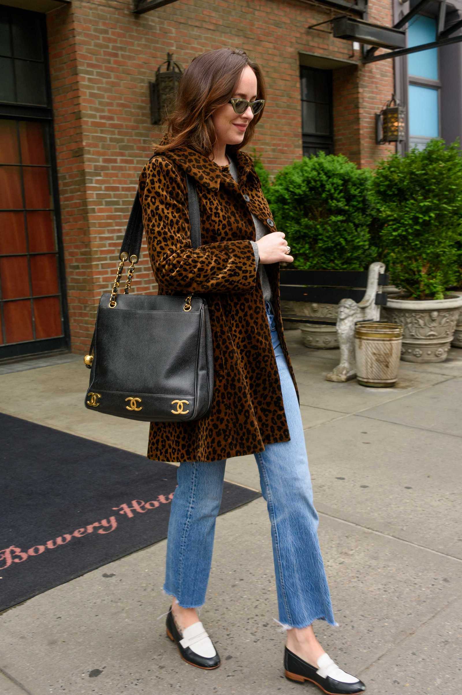 Dakota_Johnson_-_Leaving_her_hotel_in_New_York_on_May_1-26.jpg Dakota_Johnson_-_Leaving_her_hotel_in_New_York_on_May_1-26.jpg