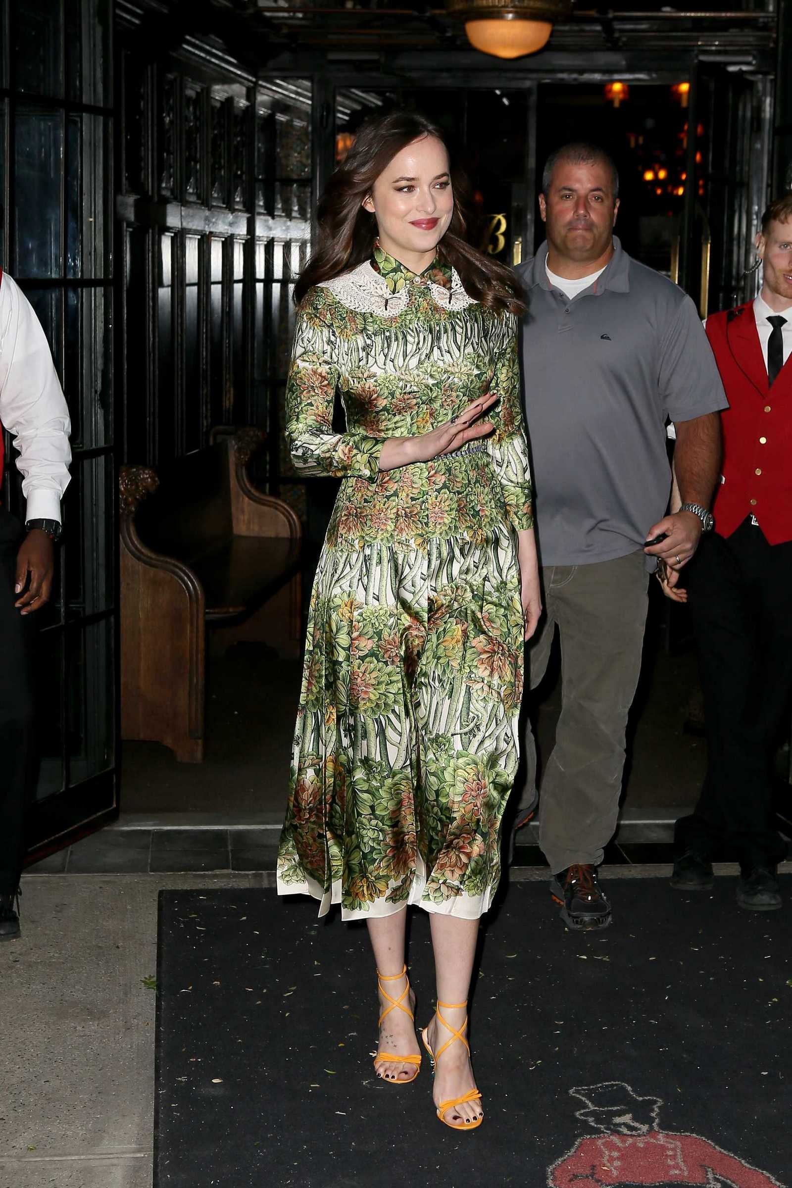 Dakota_Johnson_-_Leaving_her_hotel_in_New_York_on_May_2-02.jpg Dakota_Johnson_-_Leaving_her_hotel_in_New_York_on_May_2-02.jpg