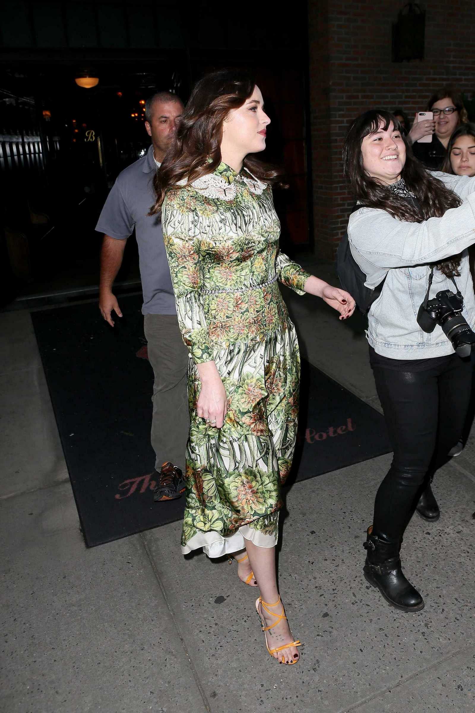 Dakota_Johnson_-_Leaving_her_hotel_in_New_York_on_May_2-15.jpg Dakota_Johnson_-_Leaving_her_hotel_in_New_York_on_May_2-15.jpg