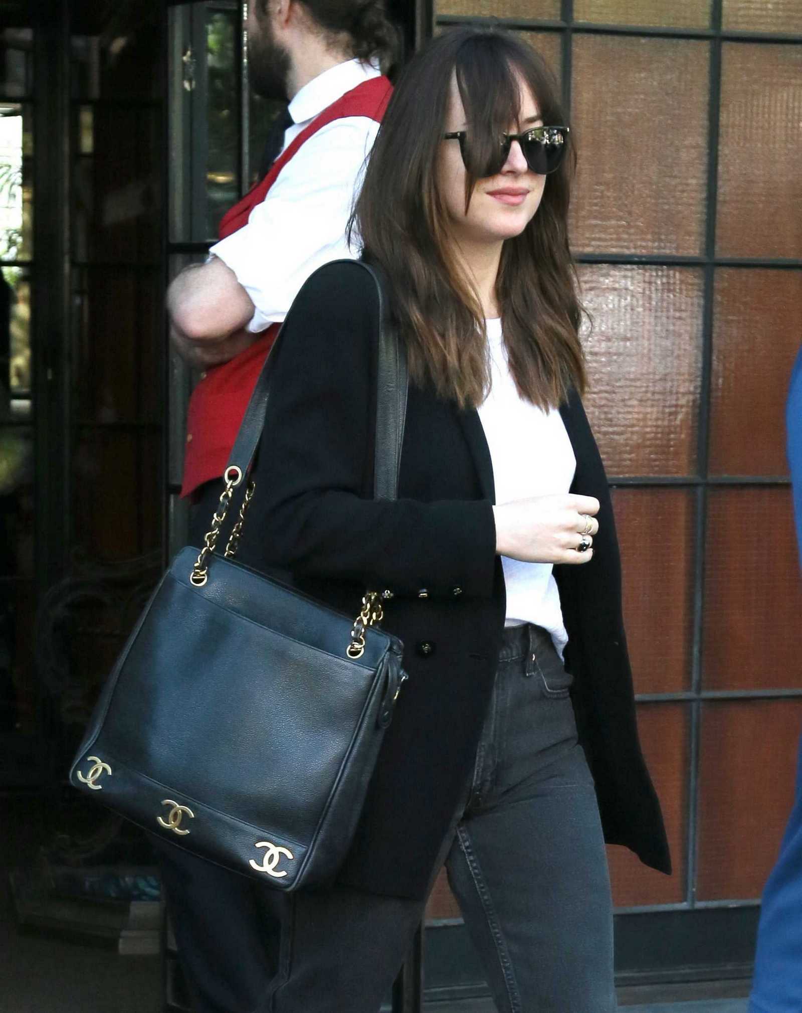 Dakota_Johnson_-_Leaving_her_hotel_in_New_York_on_May_4-01.jpg Dakota_Johnson_-_Leaving_her_hotel_in_New_York_on_May_4-01.jpg
