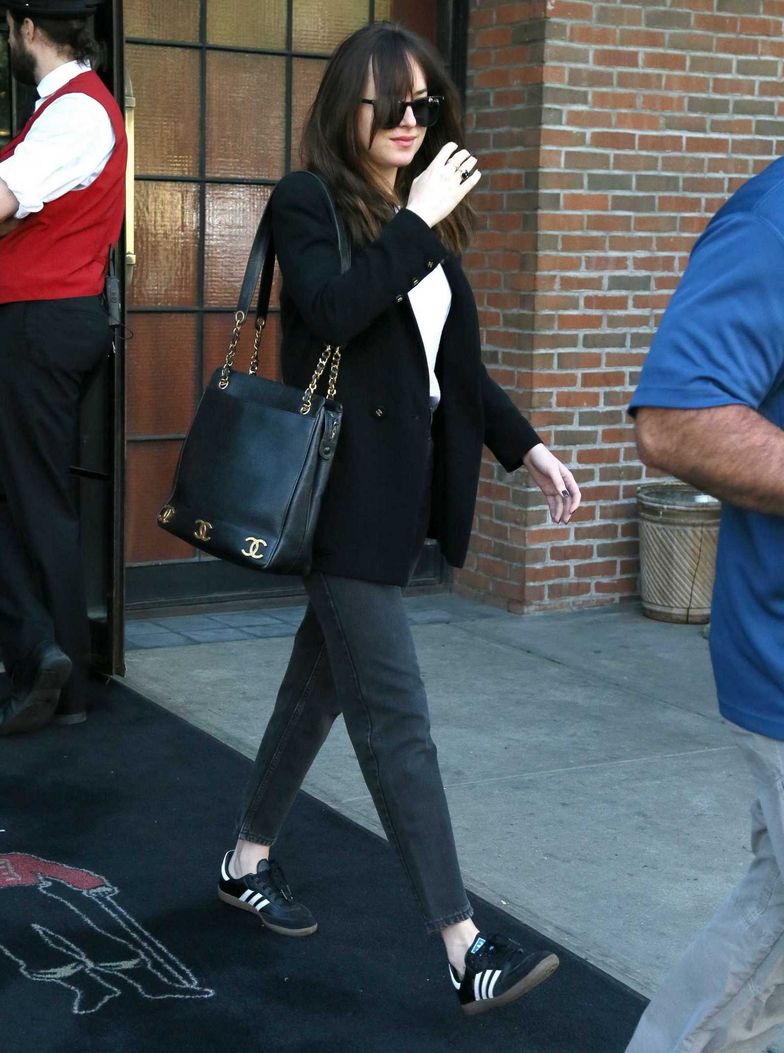 Dakota_Johnson_-_Leaving_her_hotel_in_New_York_on_May_4-02.jpg Dakota_Johnson_-_Leaving_her_hotel_in_New_York_on_May_4-02.jpg