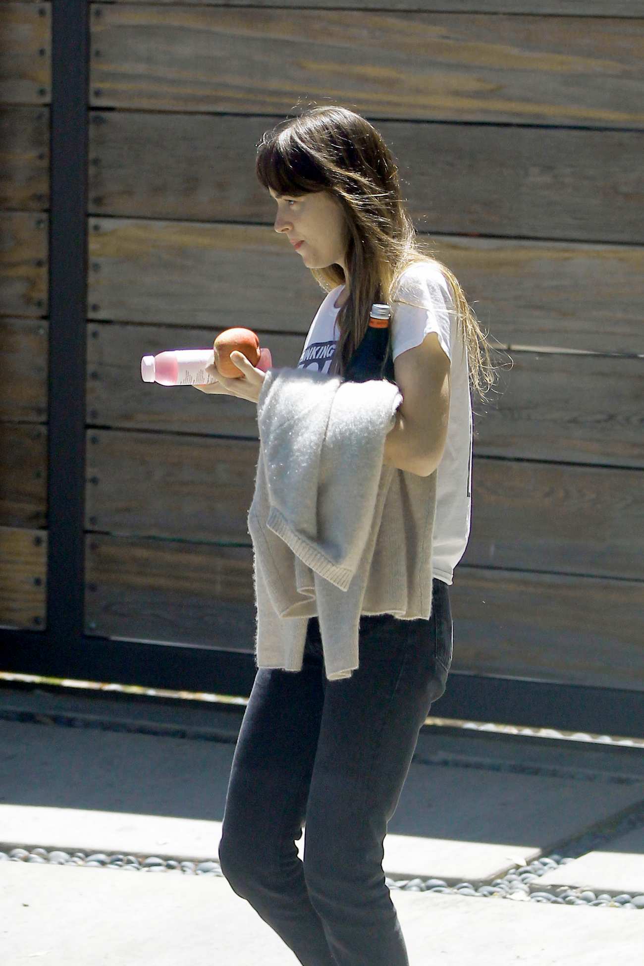 Dakota_Johnson_-_Leaving_her_house_in_Los_Angeles_28July_112C_201929-01.jpg Dakota_Johnson_-_Leaving_her_house_in_Los_Angeles_28July_112C_201929-01.jpg