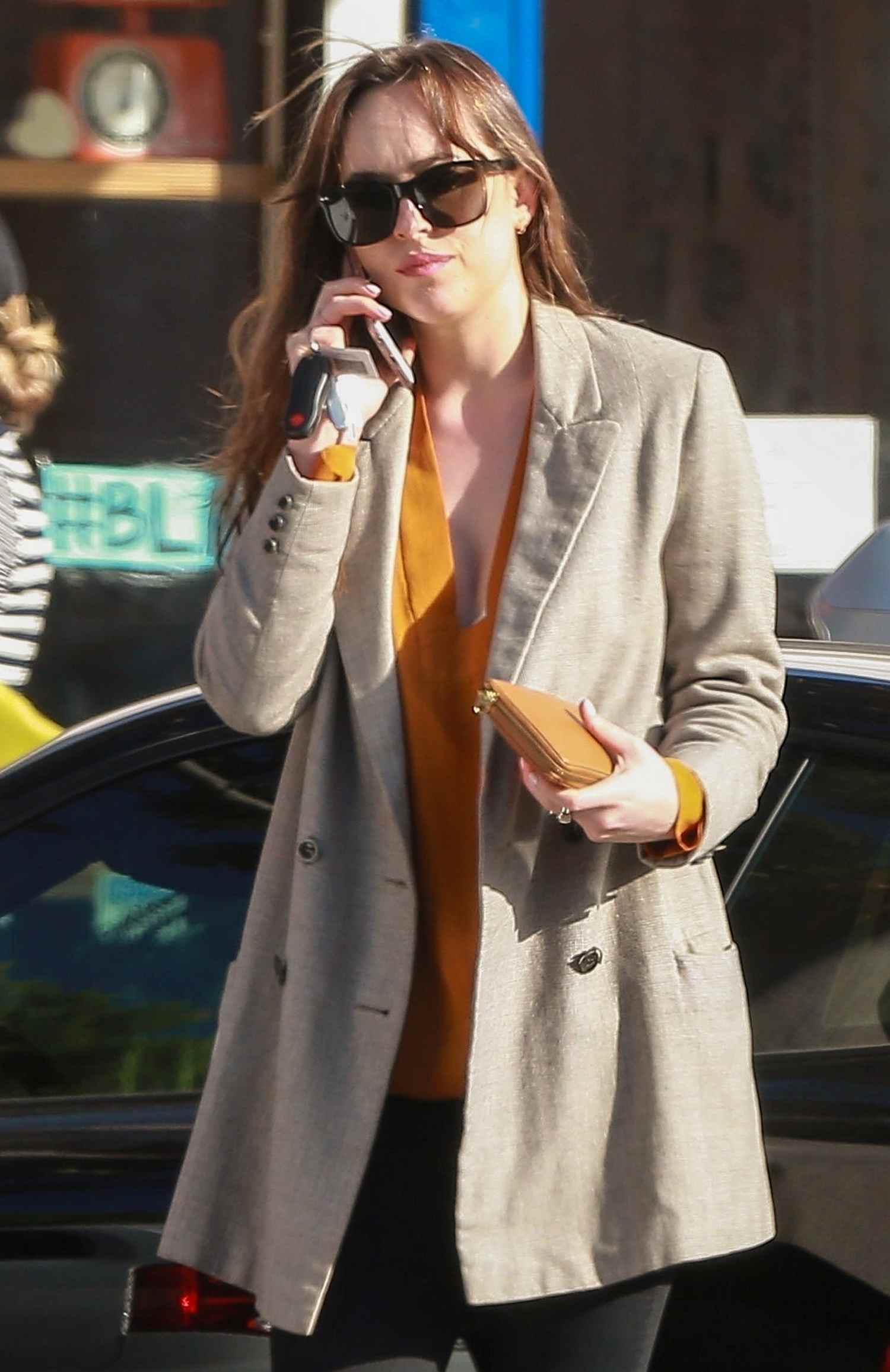 Dakota_Johnson_-_On_a_coffee_run_in_Beverly_Hills_-_November_9-01.jpg Dakota_Johnson_-_On_a_coffee_run_in_Beverly_Hills_-_November_9-01.jpg