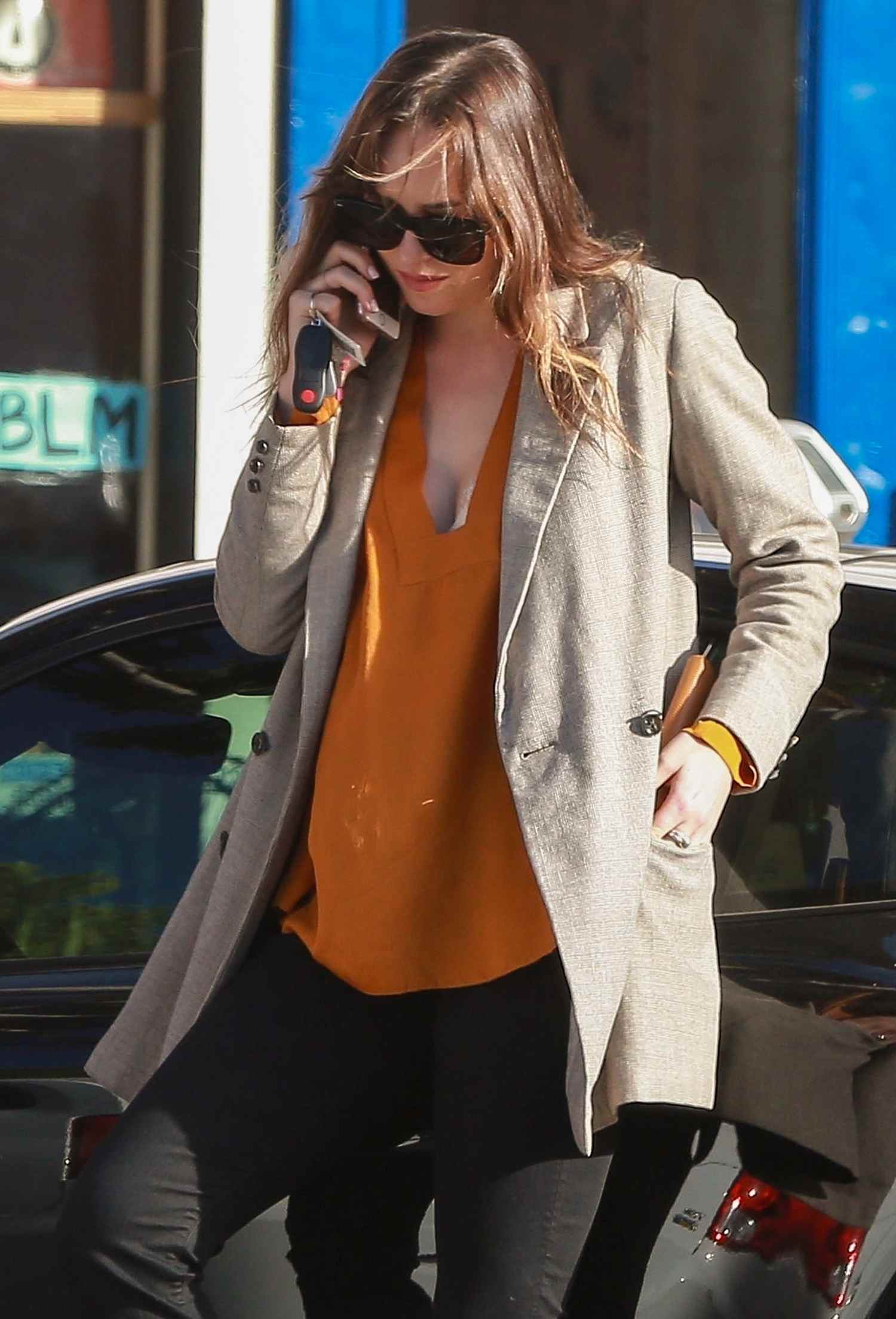 Dakota_Johnson_-_On_a_coffee_run_in_Beverly_Hills_-_November_9-02.jpg Dakota_Johnson_-_On_a_coffee_run_in_Beverly_Hills_-_November_9-02.jpg