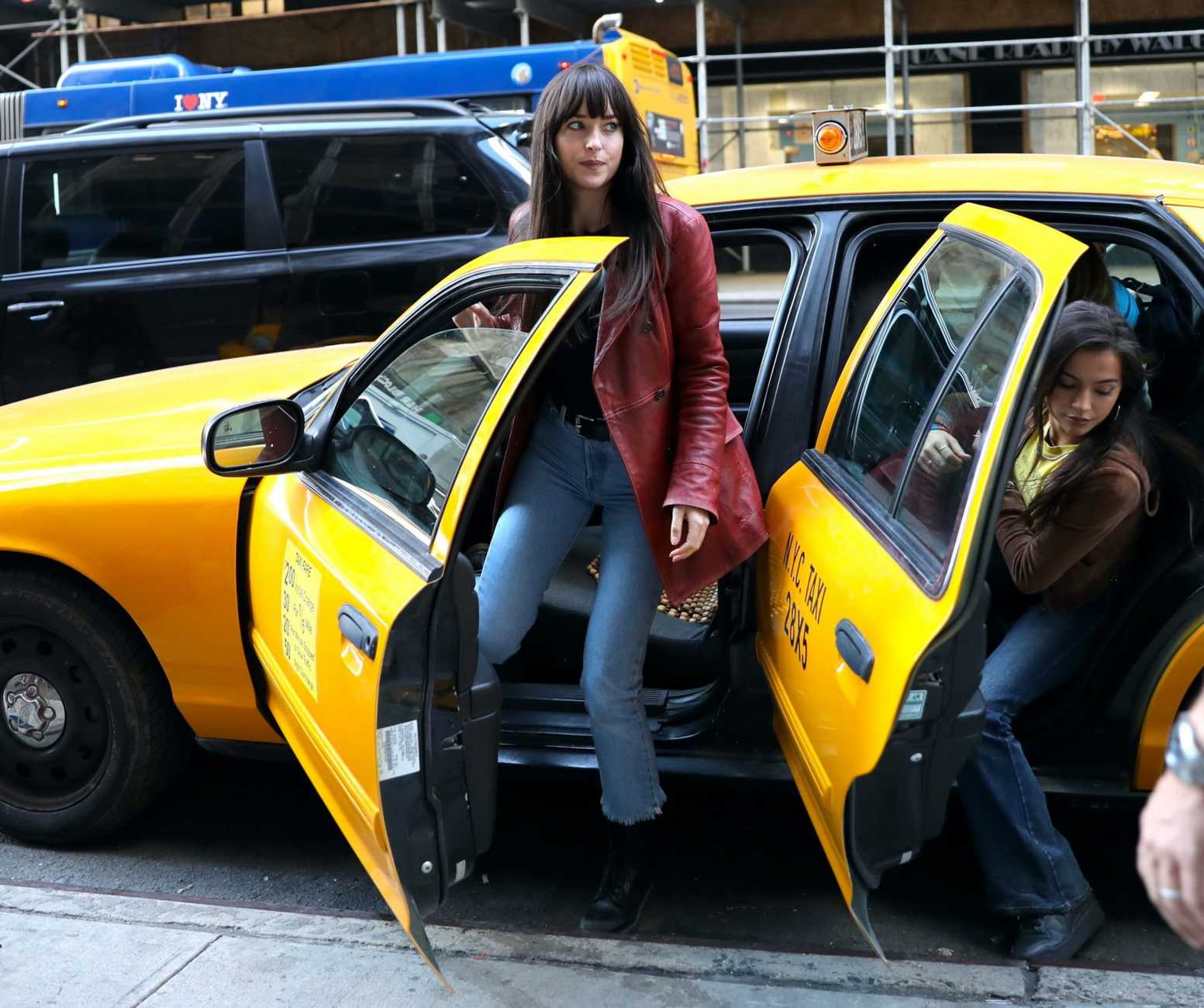Dakota_Johnson_-_On_the_set_of__Madame_Web__in_Boston_1011202203.jpg Dakota_Johnson_-_On_the_set_of__Madame_Web__in_Boston_1011202203.jpg