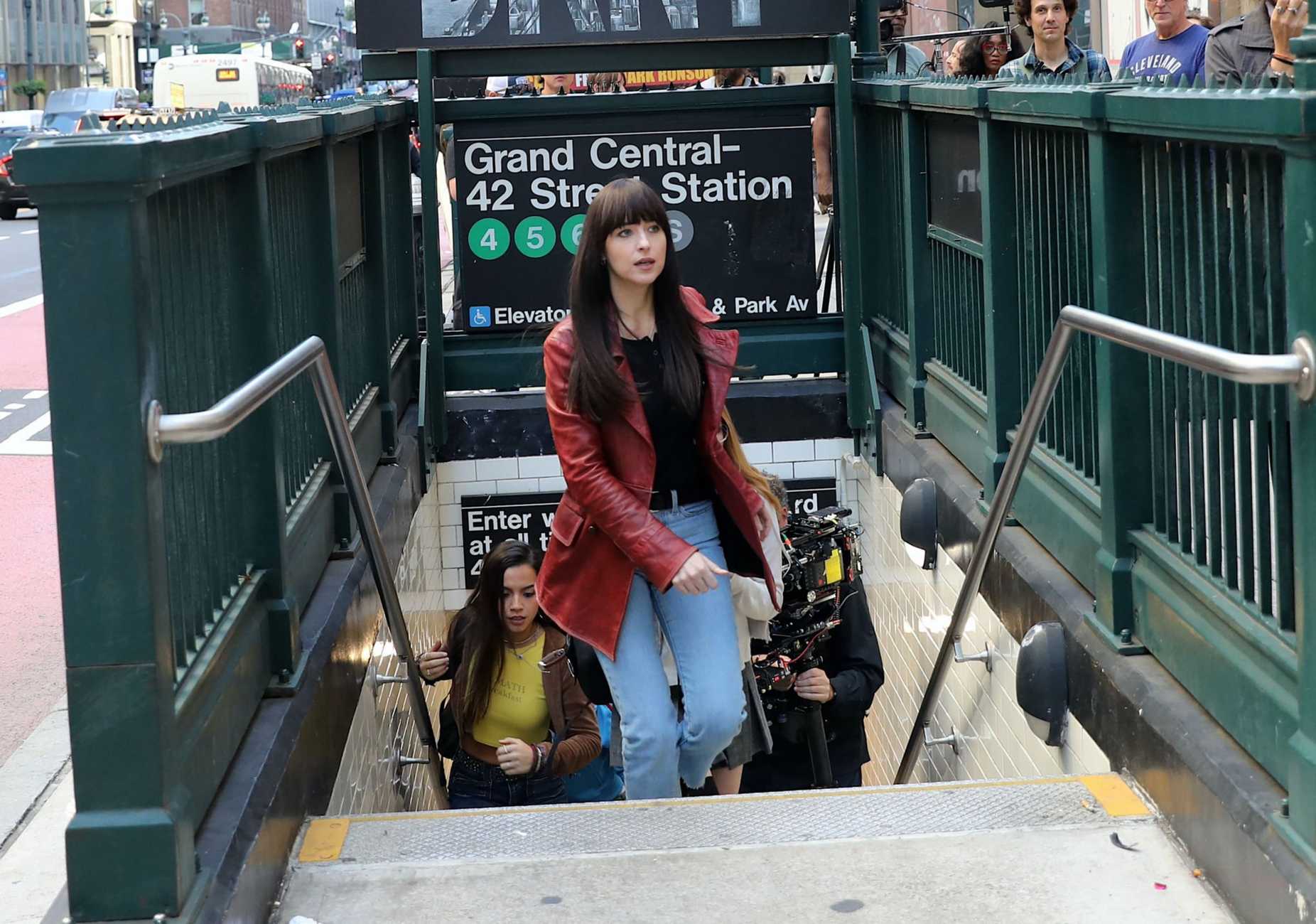 Dakota_Johnson_-_On_the_set_of__Madame_Web__in_Boston_1011202204.jpg Dakota_Johnson_-_On_the_set_of__Madame_Web__in_Boston_1011202204.jpg