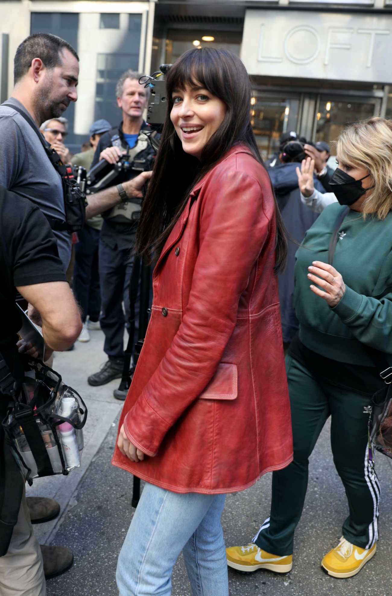Dakota_Johnson_-_On_the_set_of__Madame_Web__in_Boston_1011202206.jpg Dakota_Johnson_-_On_the_set_of__Madame_Web__in_Boston_1011202206.jpg