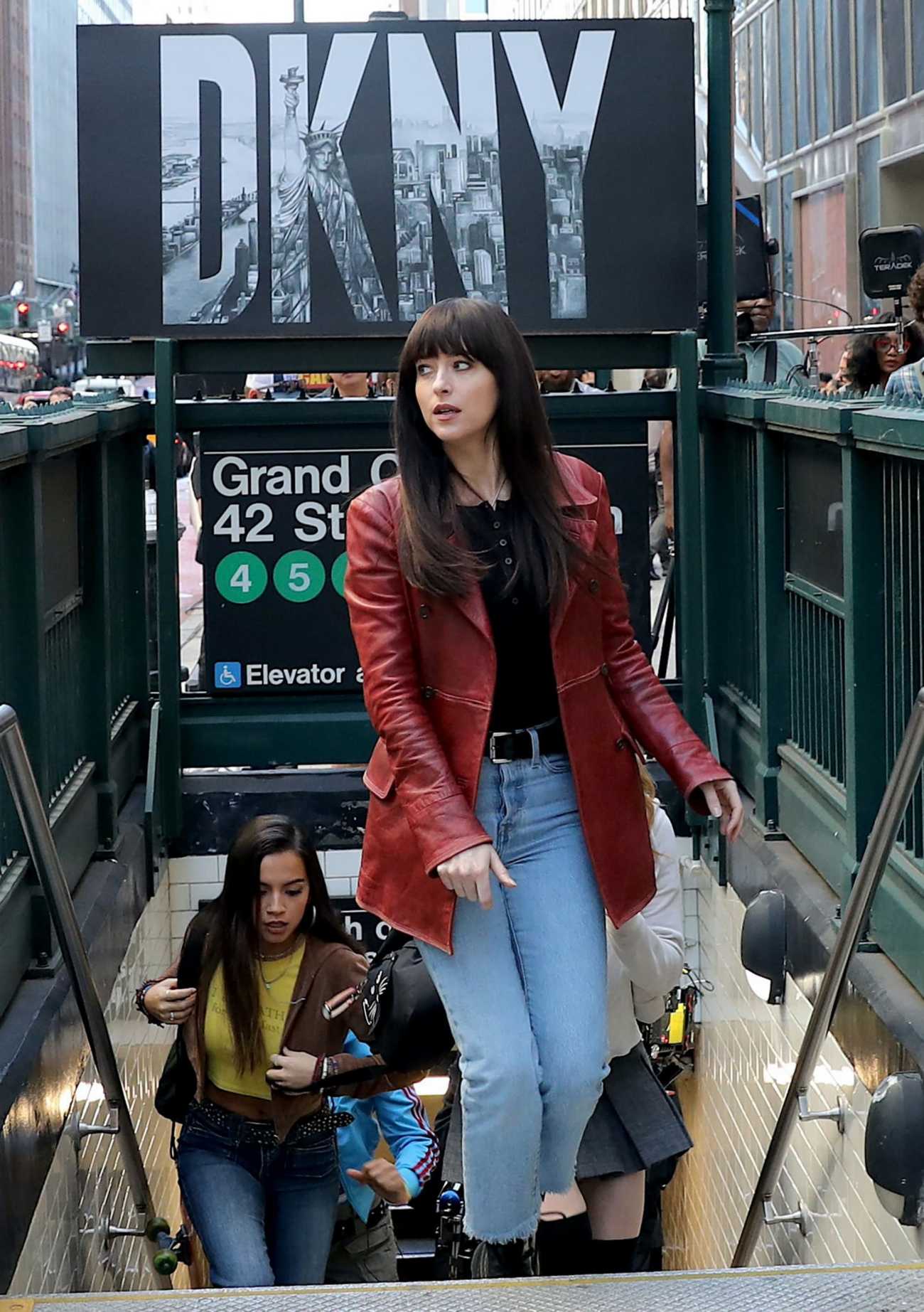 Dakota_Johnson_-_On_the_set_of__Madame_Web__in_Boston_1011202207.jpg Dakota_Johnson_-_On_the_set_of__Madame_Web__in_Boston_1011202207.jpg