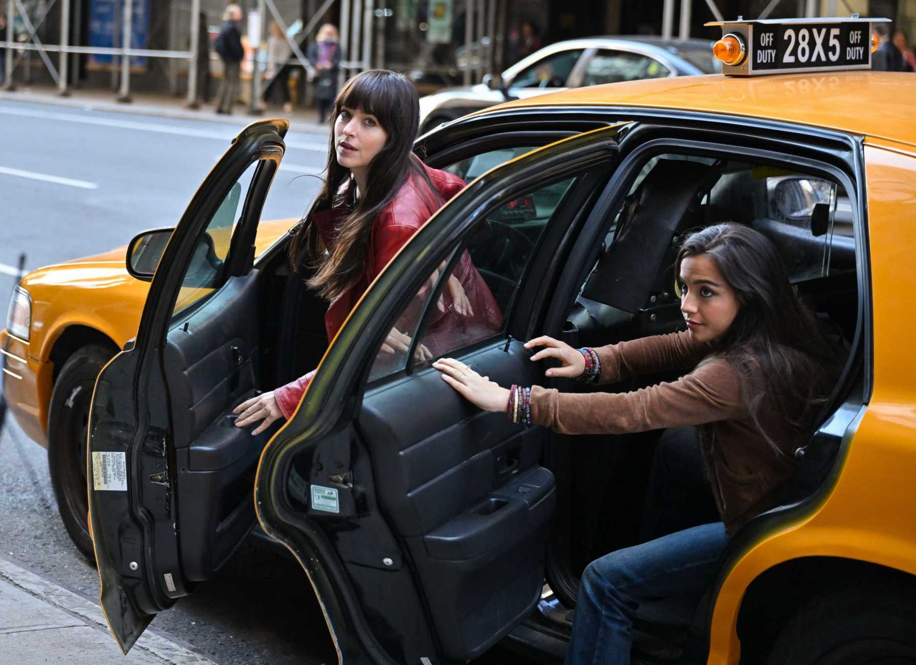 Dakota_Johnson_-_On_the_set_of__Madame_Web__in_Boston_1011202253.jpg Dakota_Johnson_-_On_the_set_of__Madame_Web__in_Boston_1011202253.jpg