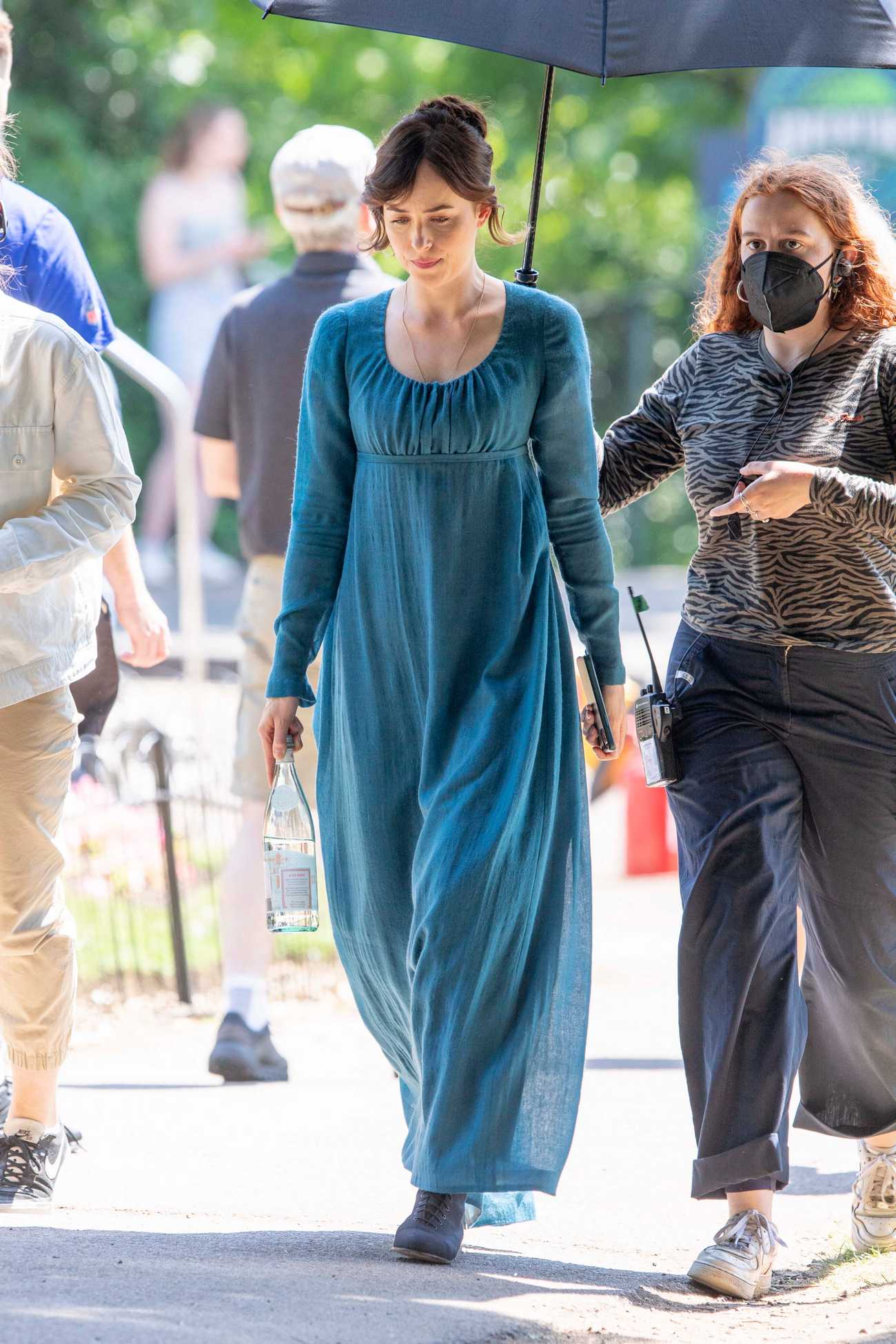 Dakota_Johnson_-_On_the_set_of__Persuasion__in_Bath2C_UK_06232021_06.jpg