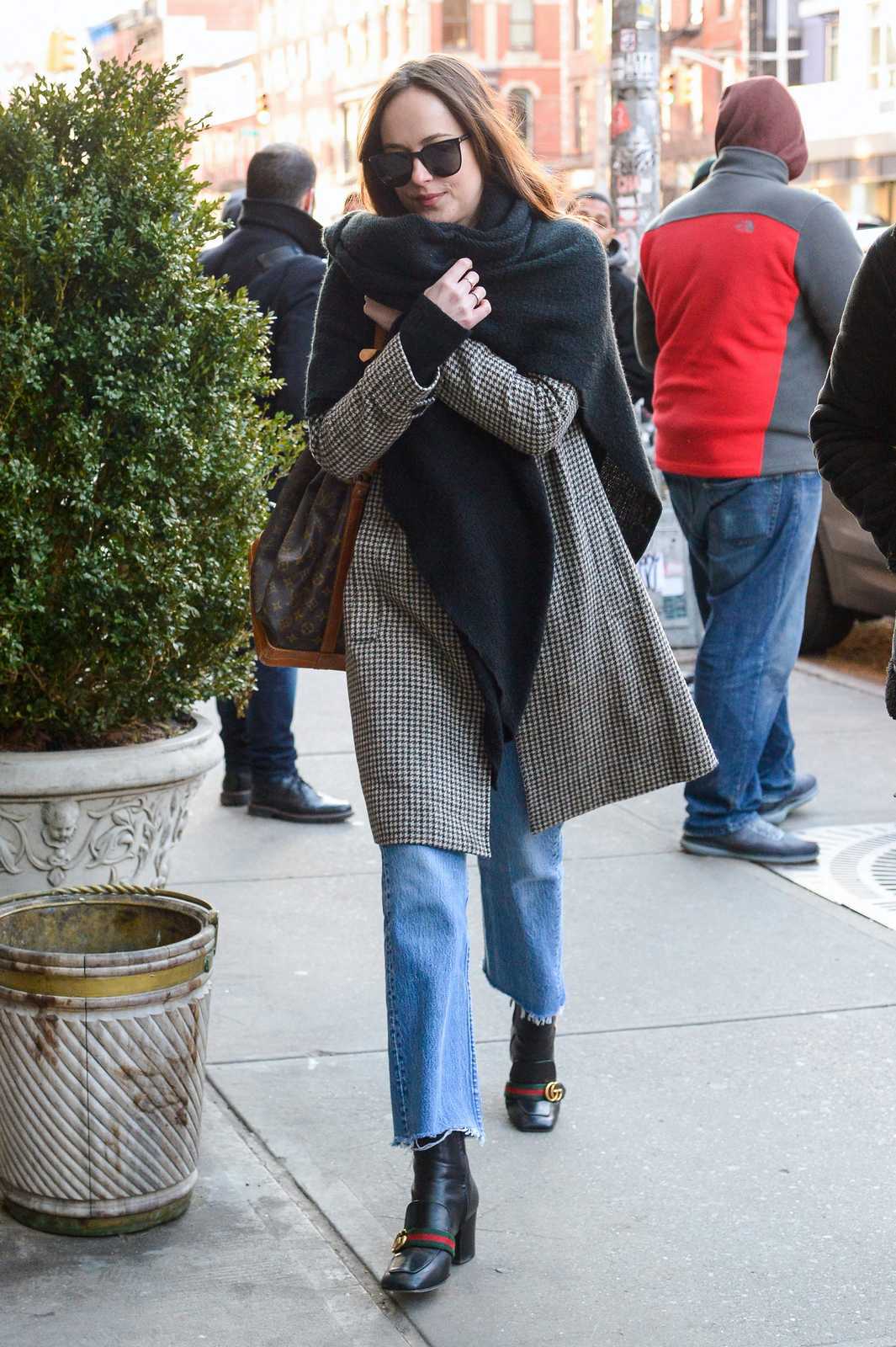 Dakota_Johnson_-_Out_and_about_in_New_York_City_on_January_30-01.jpg Dakota_Johnson_-_Out_and_about_in_New_York_City_on_January_30-01.jpg