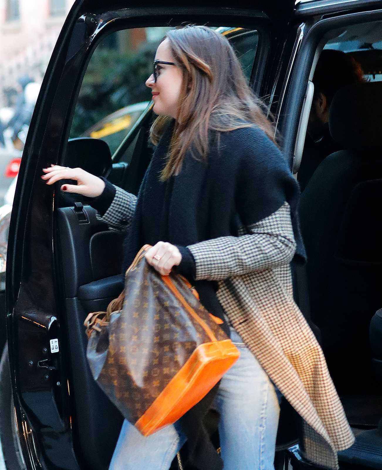 Dakota_Johnson_-_Out_and_about_in_New_York_City_on_January_30-05.jpg