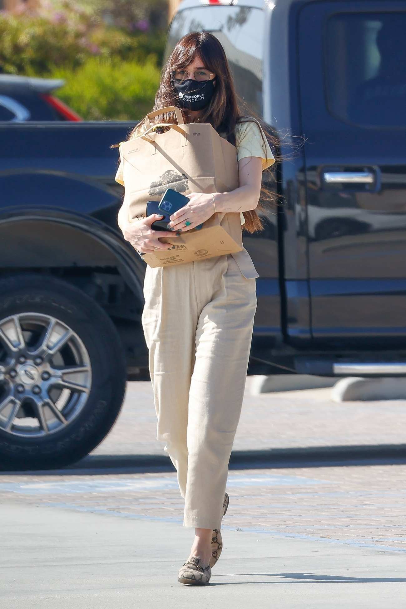 Dakota_Johnson_-_Out_in_Malibu_04192021_01.jpg