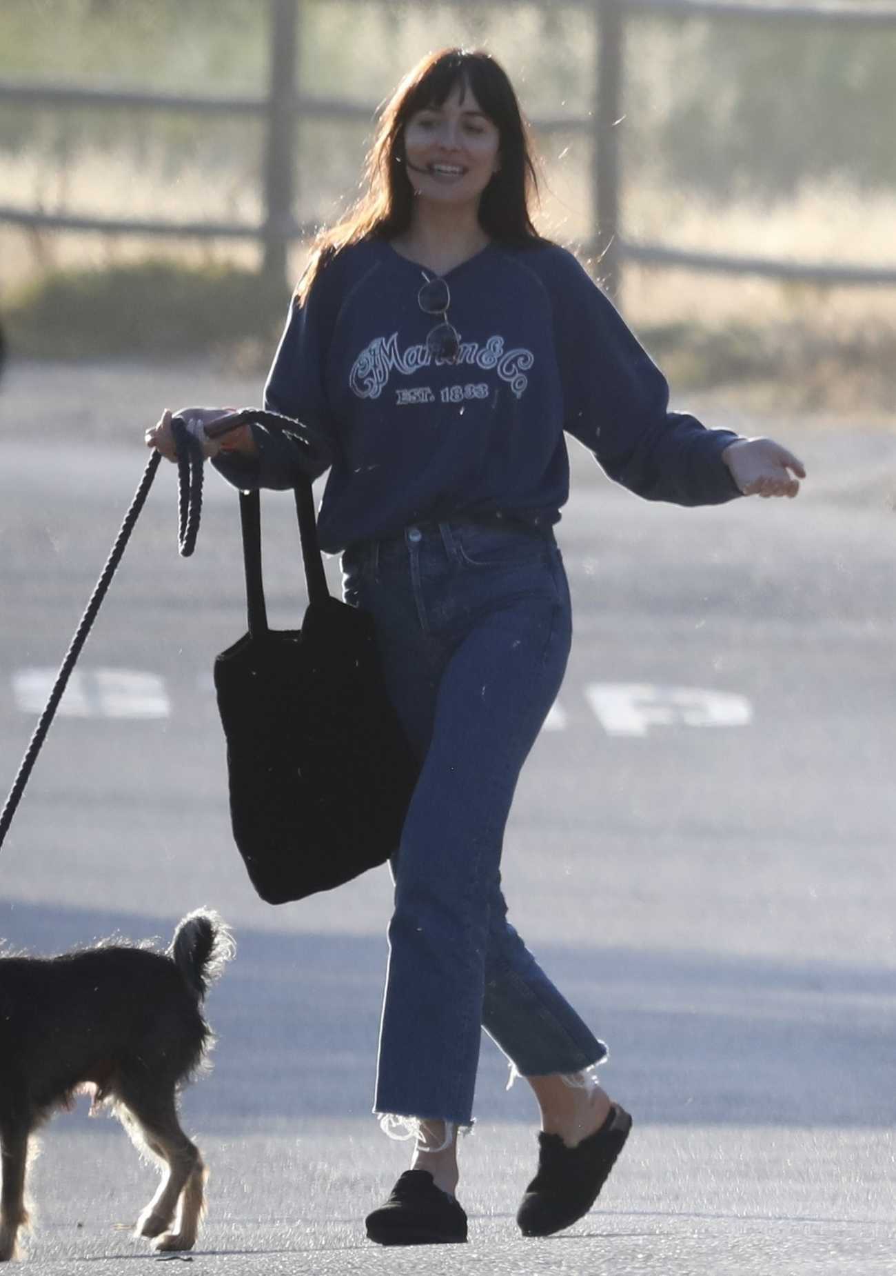 Dakota_Johnson_-_Out_in_Malibu_0529202202.jpg