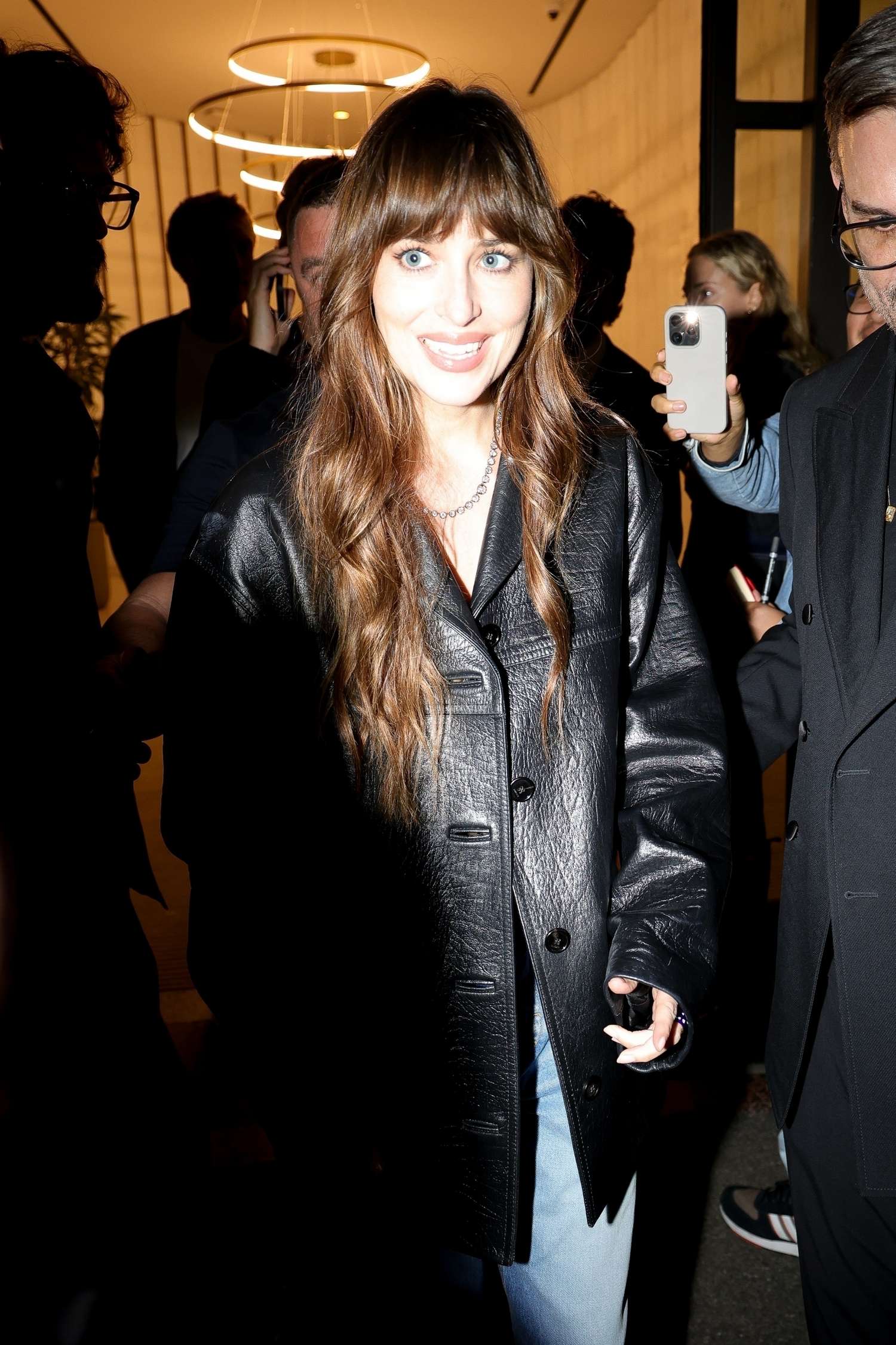 Dakota_Johnson_-_Out_in_Milan_09202024_04.jpg