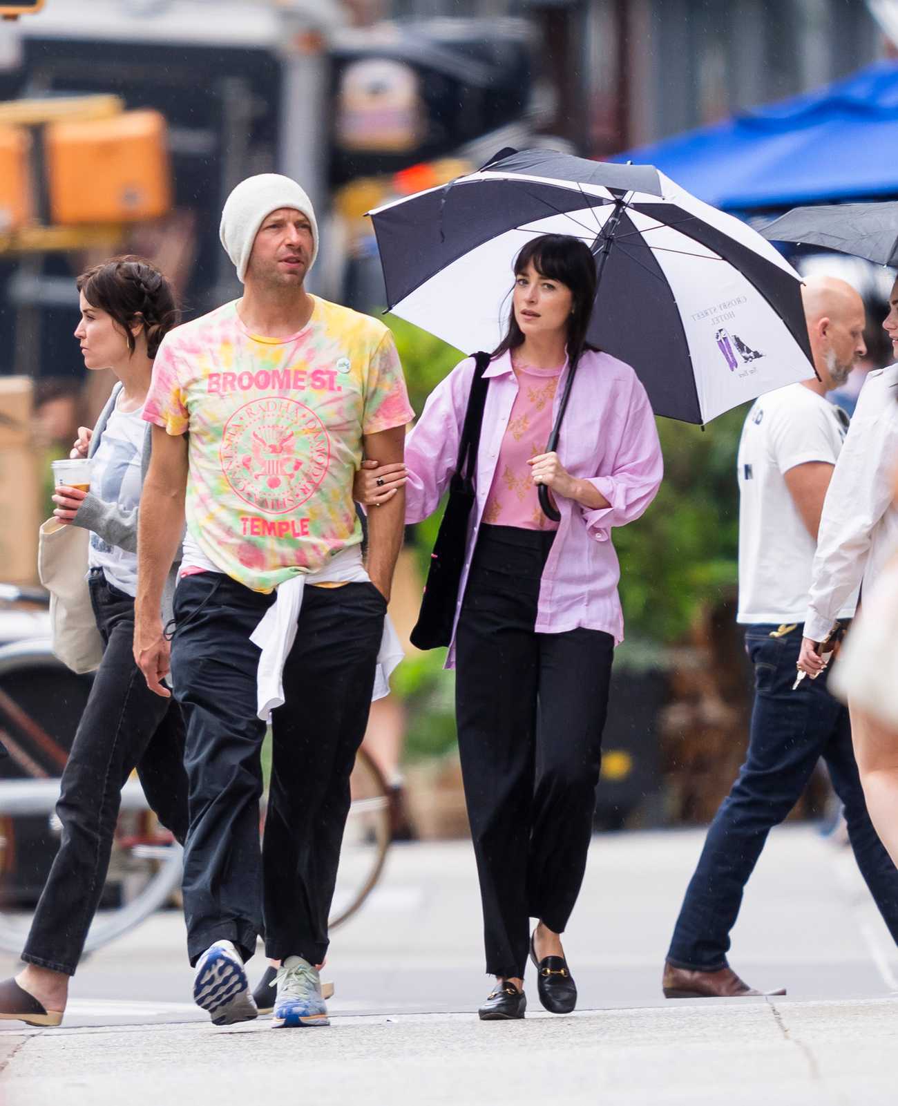 Dakota_Johnson_-_Out_in_New_York_0607202201.jpg