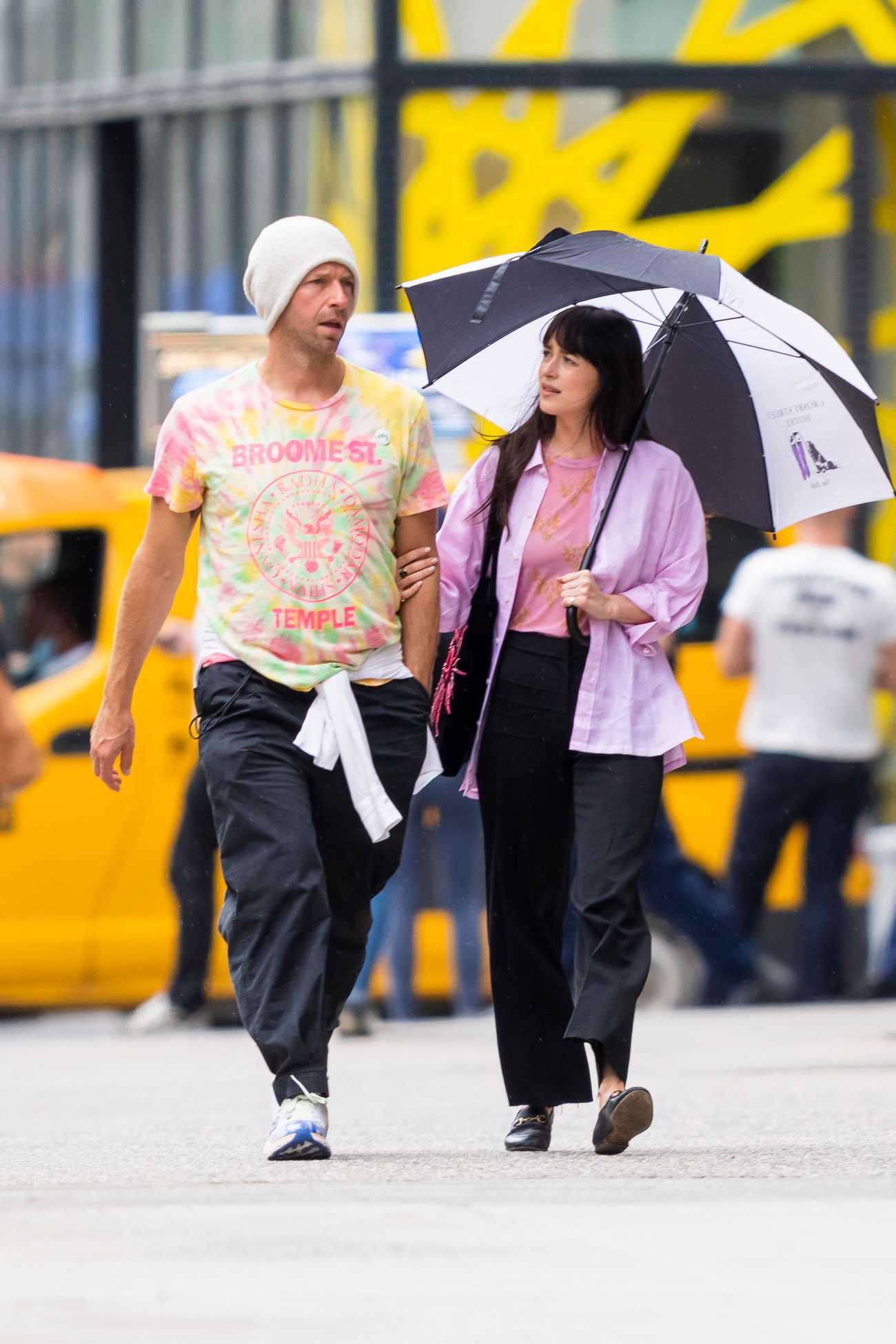 Dakota_Johnson_-_Out_in_New_York_0607202202.jpg