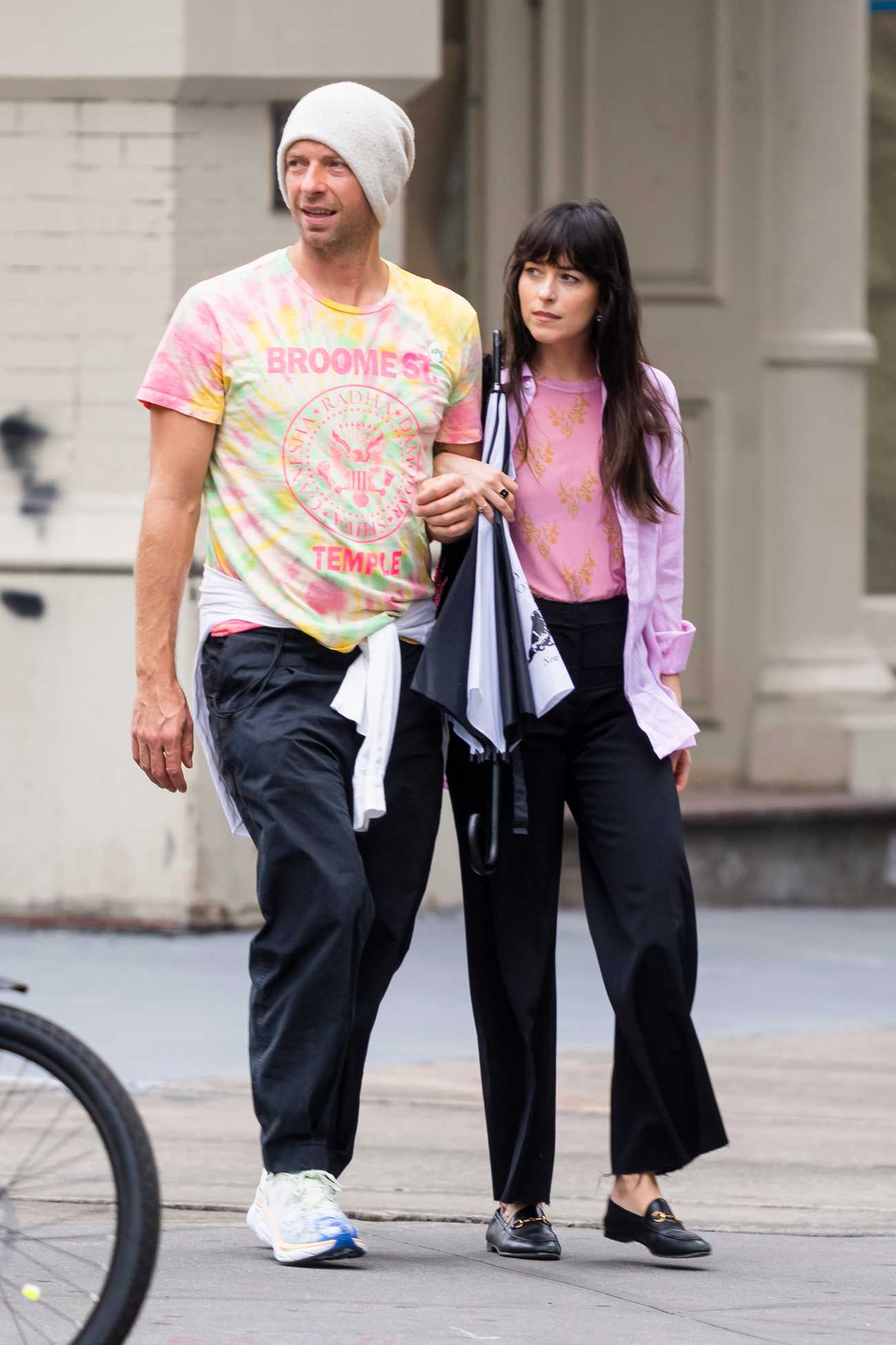 Dakota_Johnson_-_Out_in_New_York_0607202203.jpg