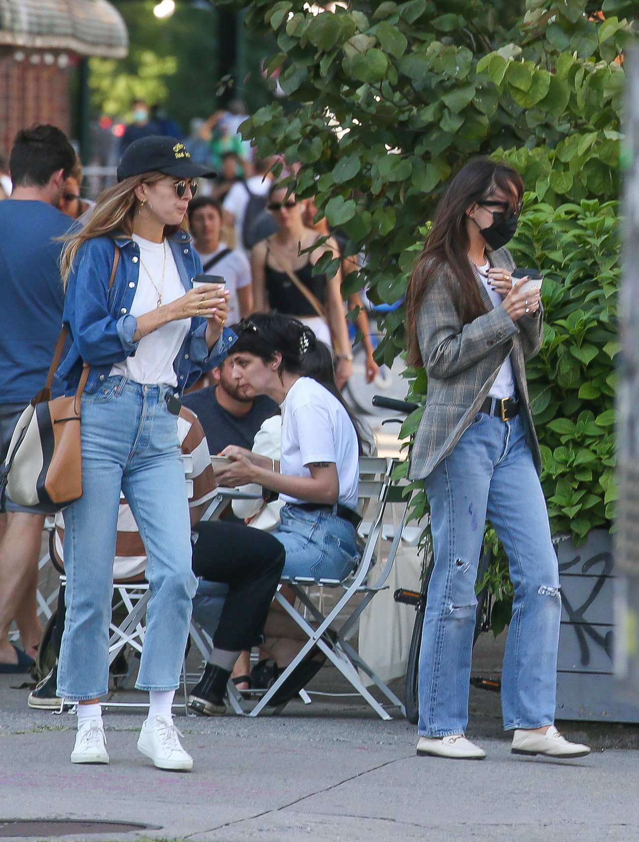 Dakota_Johnson_-_Out_in_New_York_09272021_01.jpg