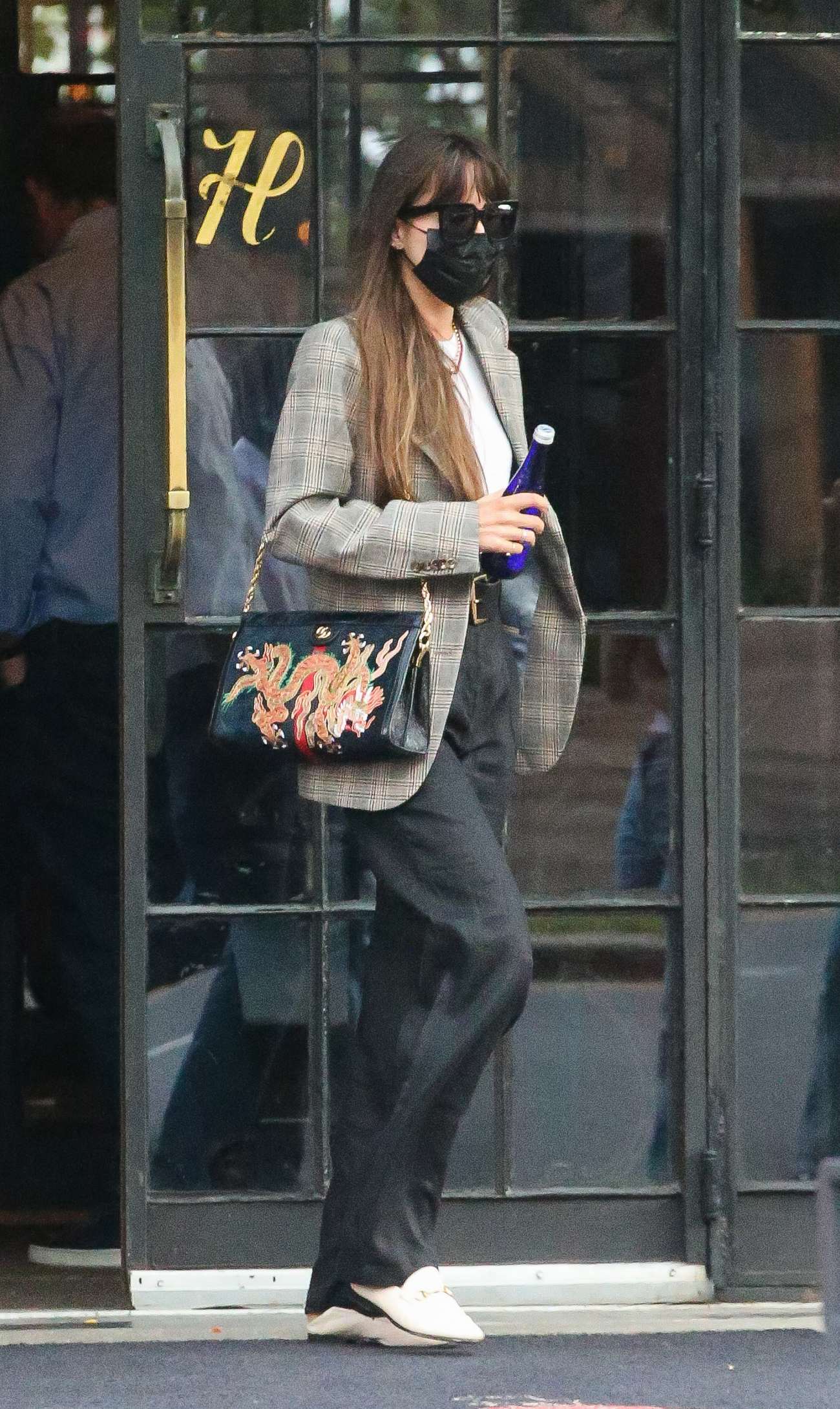 Dakota_Johnson_-_Out_in_New_York_09272021_02.jpg