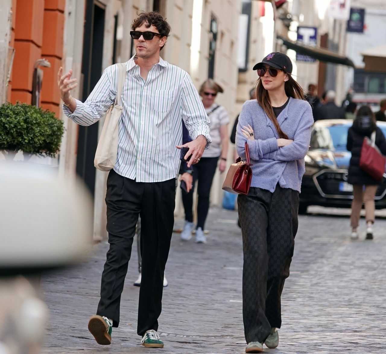 Dakota_Johnson_-_Out_in_Rome_03212024_03.jpg