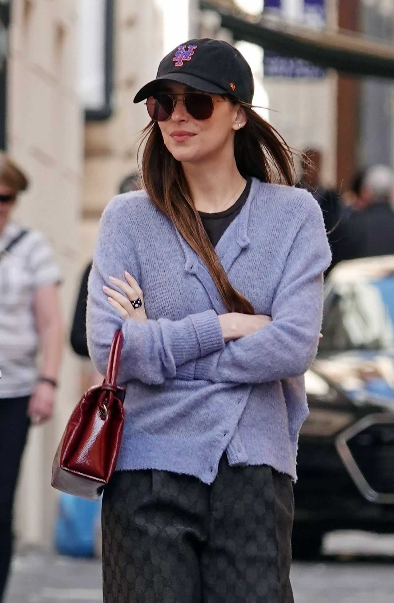 Dakota_Johnson_-_Out_in_Rome_03212024_04.jpg
