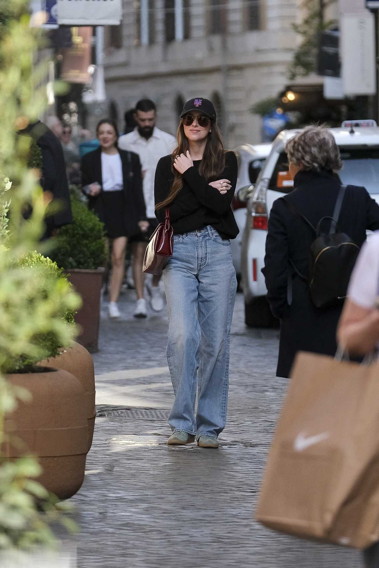 Dakota_Johnson_-_Out_in_Rome_03222024_11.jpg