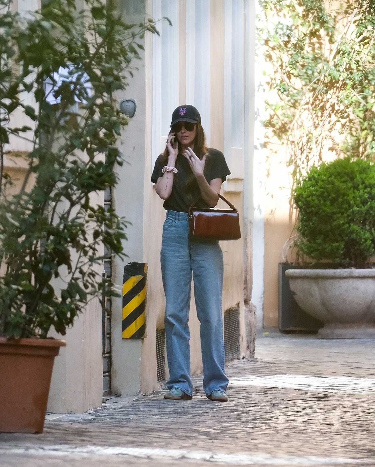 Dakota_Johnson_-_Out_in_Rome_03222024_14.jpg Dakota_Johnson_-_Out_in_Rome_03222024_14.jpg